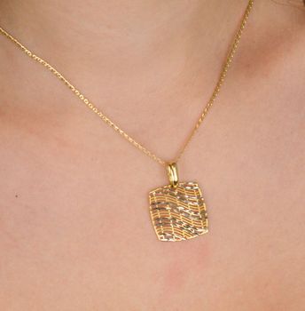 Zawieszka złota ażurowa 585 z grawerowanym kwadratem DIA-KPL-11921-585 ✨ Elegancka biżuteria 💎 z subtelnym ażurowym wzorem, idealna na prezent 🎁 lub do codziennych stylizacji 👗. Wysoka jakość złota 585 🔥 (5).JPG