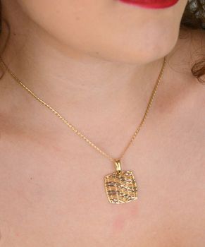 Zawieszka złota ażurowa 585 z grawerowanym kwadratem DIA-KPL-11921-585 ✨ Elegancka biżuteria 💎 z subtelnym ażurowym wzorem, idealna na prezent 🎁 lub do codziennych stylizacji 👗. Wysoka jakość złota 585 🔥 (6).JPG
