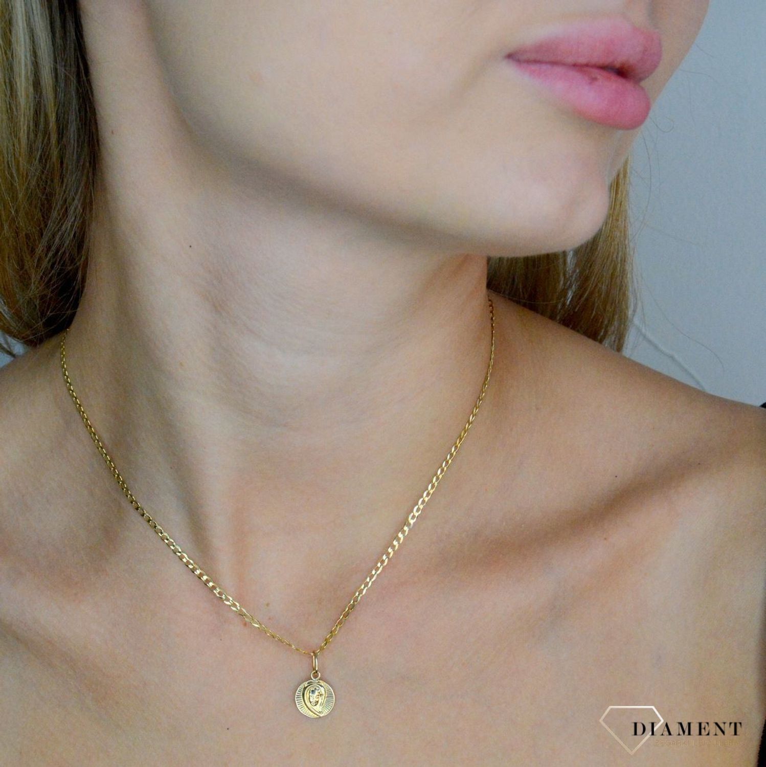 Złota zawieszka 585 okrągły medalik z Matką Boską DIA-ZAW-11944-585. Złota zawieszka damska. Złota zawieszka próby 585. Złota zawieszka medalik święty. Złota zawieszka idealna na prezent. Medalik na chrzest, komunię ..jpg