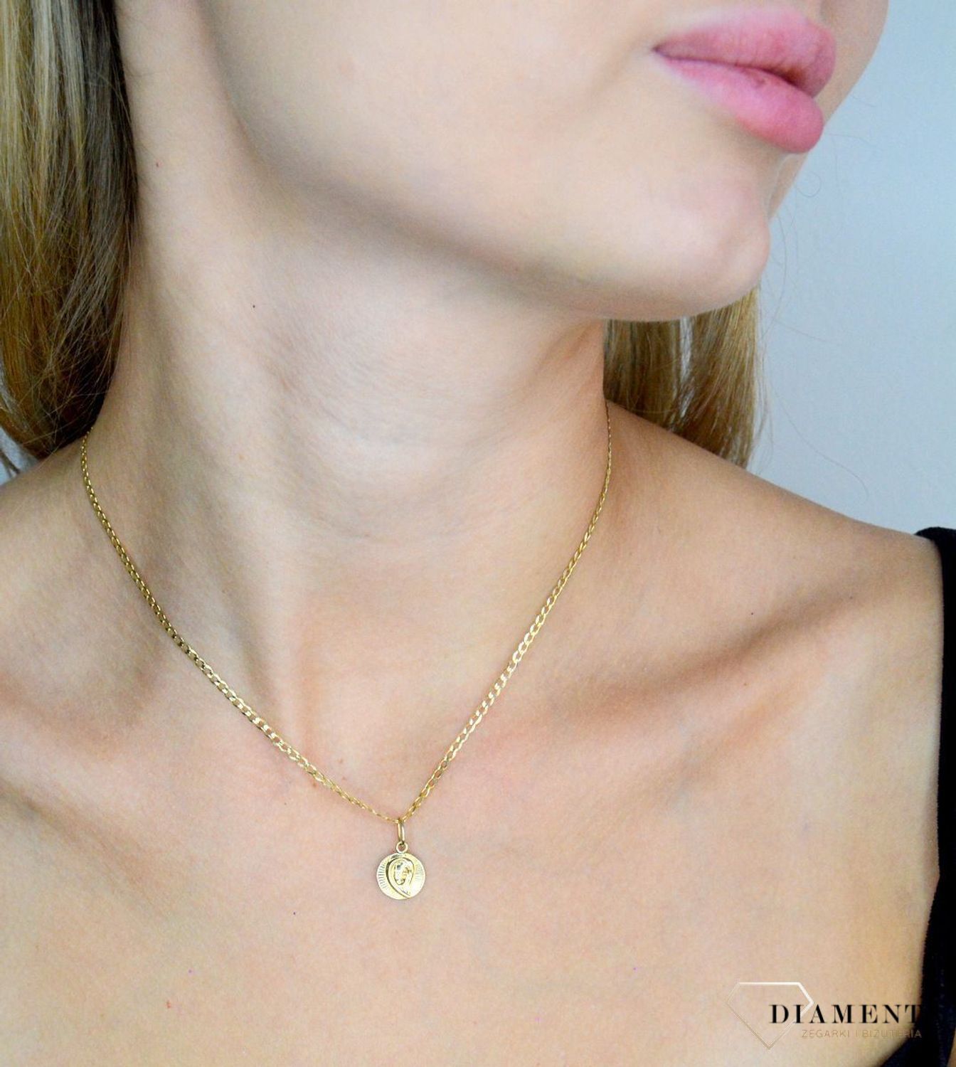 Złota zawieszka 585 okrągły medalik z Matką Boską DIA-ZAW-11944-585. Złota zawieszka damska. Złota zawieszka próby 585. Złota zawieszka medalik święty. Złota zawieszka idealna na prezent. Medalik na chrzest, komunię ..jpg