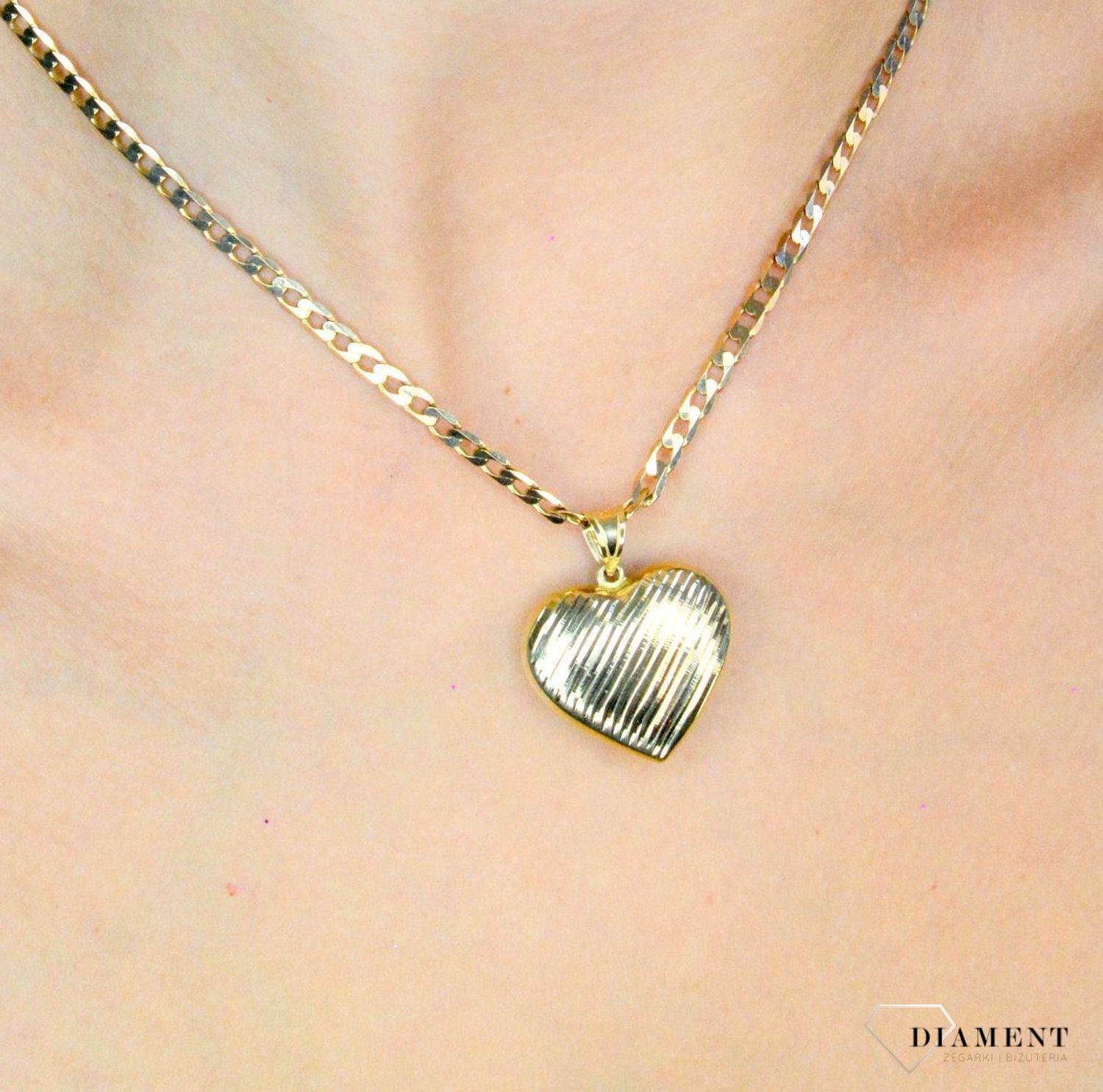 Złota zawieszka 585 wypukłe grawerowane serduszko DIA-ZAW-12000-585. Złota zawieszka damska. Złota zawieszka próby 585. Złota zawieszka grawerowane serce. Złota zawieszka idealna na prezent..jpg