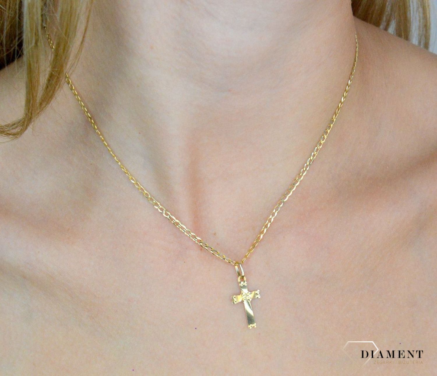 Złota zawieszka 585 gładki krzyżyk 1,9 cm DIA-ZAW-12002-585. Złota zawieszka damska. Złota zawieszka próby 585. Złota zawieszka krzyżyk. Złota zawieszka idealna na prezent. Krzyżyk złoty na chrzest, komunię ..jpg