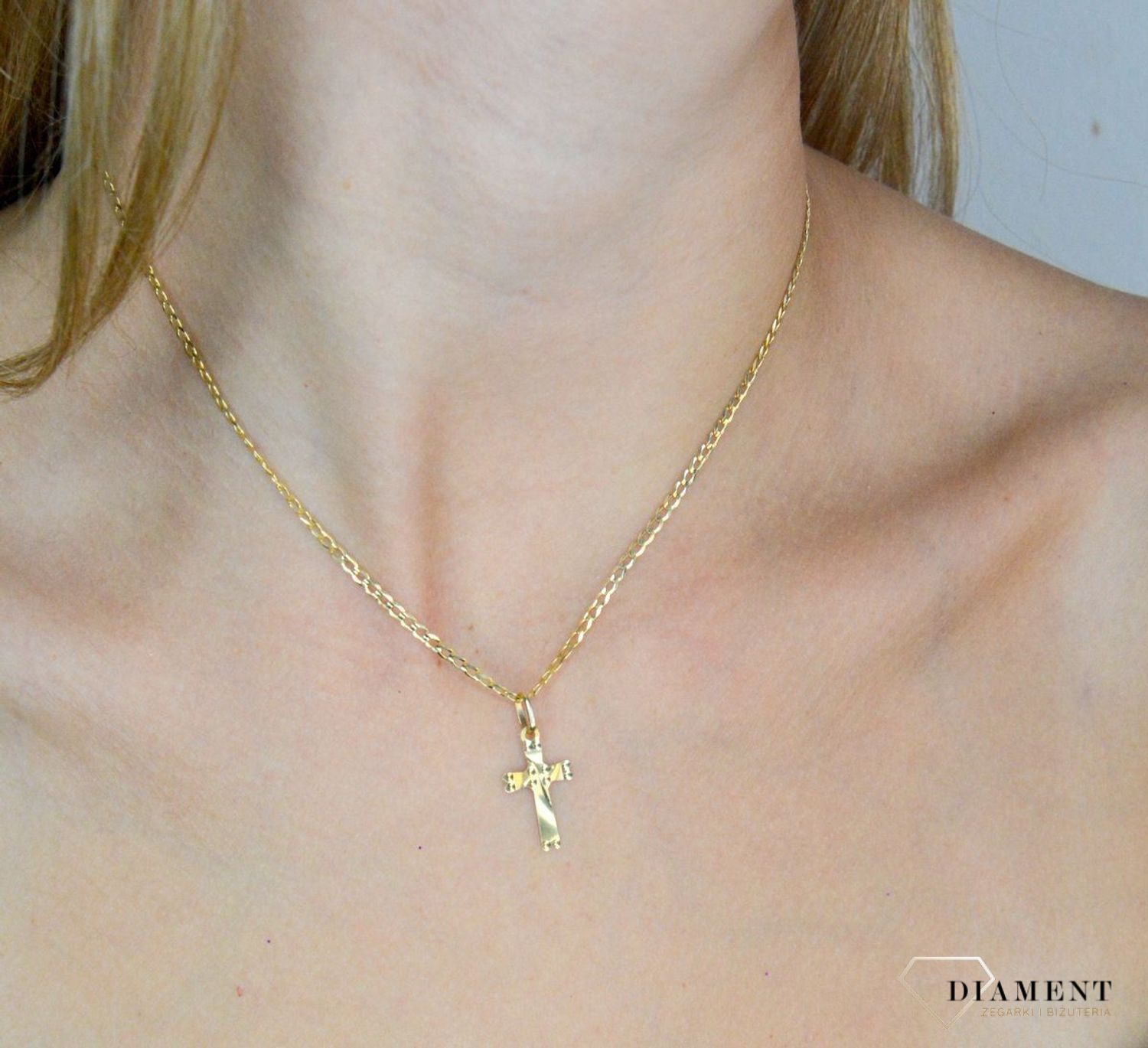 Złota zawieszka 585 gładki krzyżyk 1,9 cm DIA-ZAW-12002-585. Złota zawieszka damska. Złota zawieszka próby 585. Złota zawieszka krzyżyk. Złota zawieszka idealna na prezent. Krzyżyk złoty na chrzest, komunię ..jpg