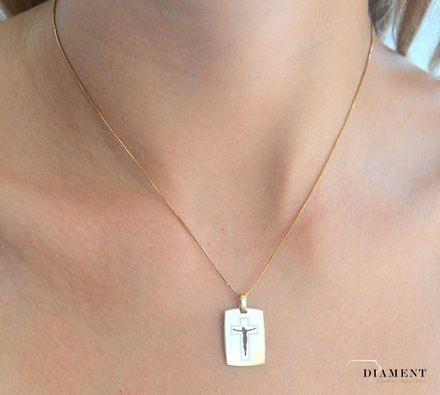 Złota zawieszka 585 krzyżyk na blaszce. Zawieszka będzie wspaniałą pamiątką i prezentem na różne okazje jak chrzest, bierzmowanie czy pierwsza komunia..jpg