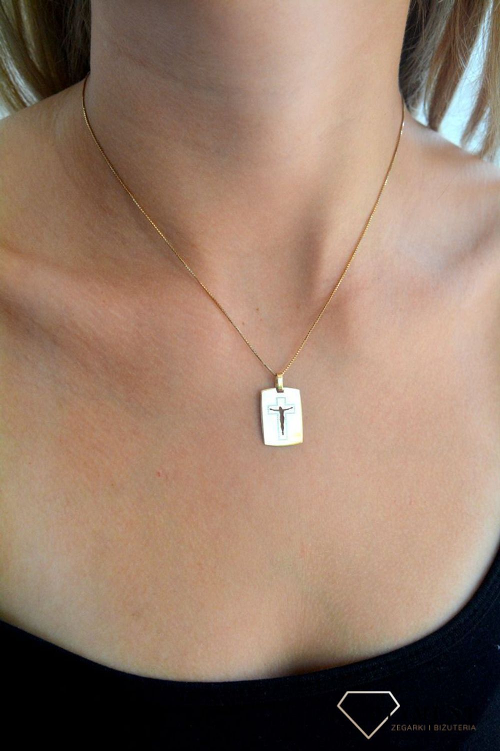 Złota zawieszka 585 krzyżyk na blaszce. Zawieszka będzie wspaniałą pamiątką i prezentem na różne okazje jak chrzest, bierzmowanie czy pierwsza komunia..jpg