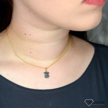 Złota zawieszka 333 misiek z białym złotem i czarnymi cyrkoniami to klasyczny element biżuterii mogącej pięknie ozdobić każdy kobiecy dekolt. To dodatek, który nie tylko pozwala uatrakcyjnić wizerunek,.JPG