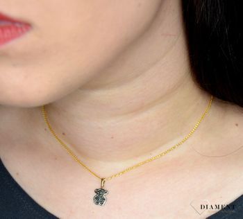 Złota zawieszka 333 misiek z białym złotem i czarnymi cyrkoniami to klasyczny element biżuterii mogącej pięknie ozdobić każdy kobiecy dekolt. To dodatek, który nie tylko pozwala uatrakcyjnić wizerunek, a (1).JPG