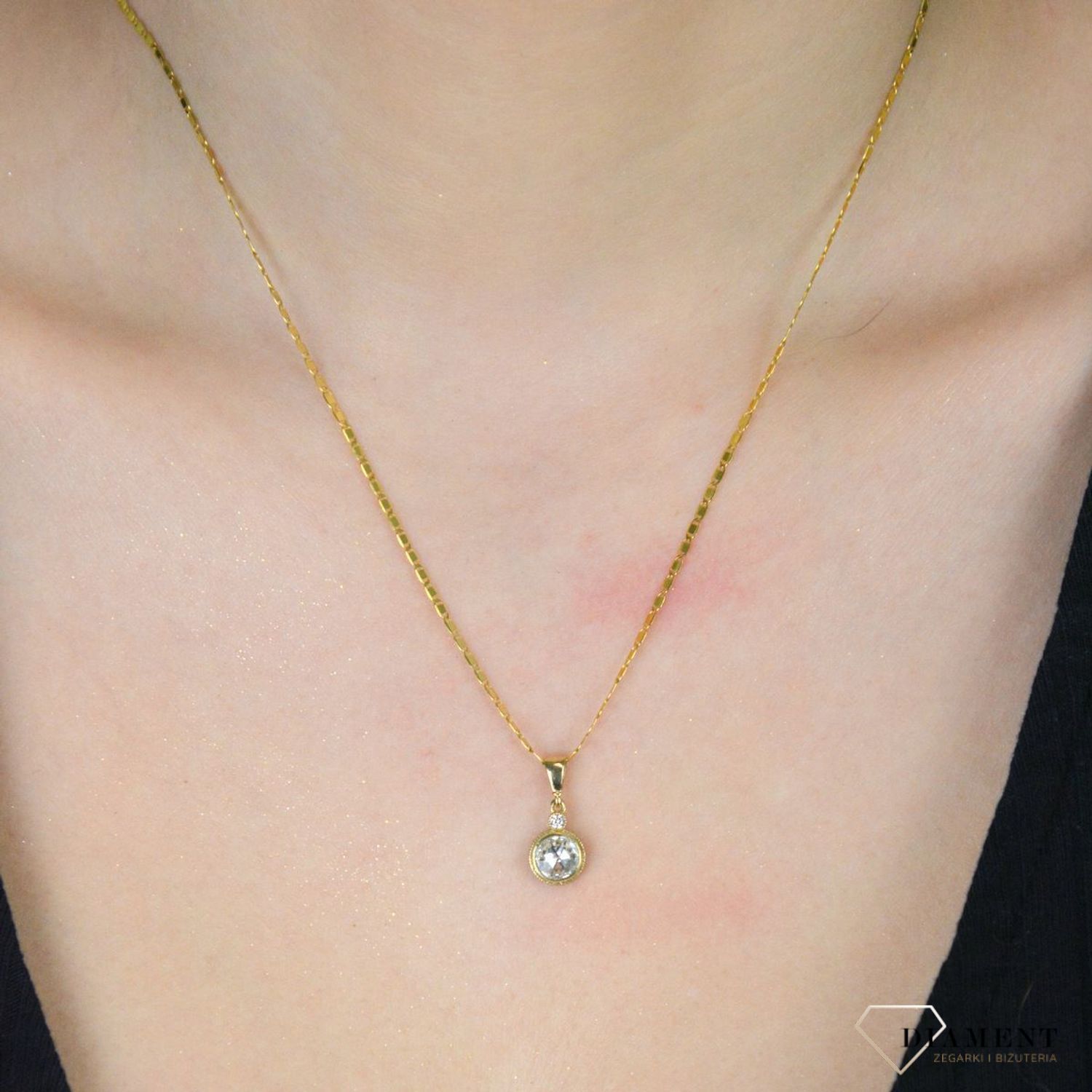 Zawieszka złota swarovski element pr 333, DIA-ZAW-12023-333 Elegancka złota zawieszka z lśniącym kryształem Swarovski, wykonana z wysokiej jakości złota próby 333 1.jpg