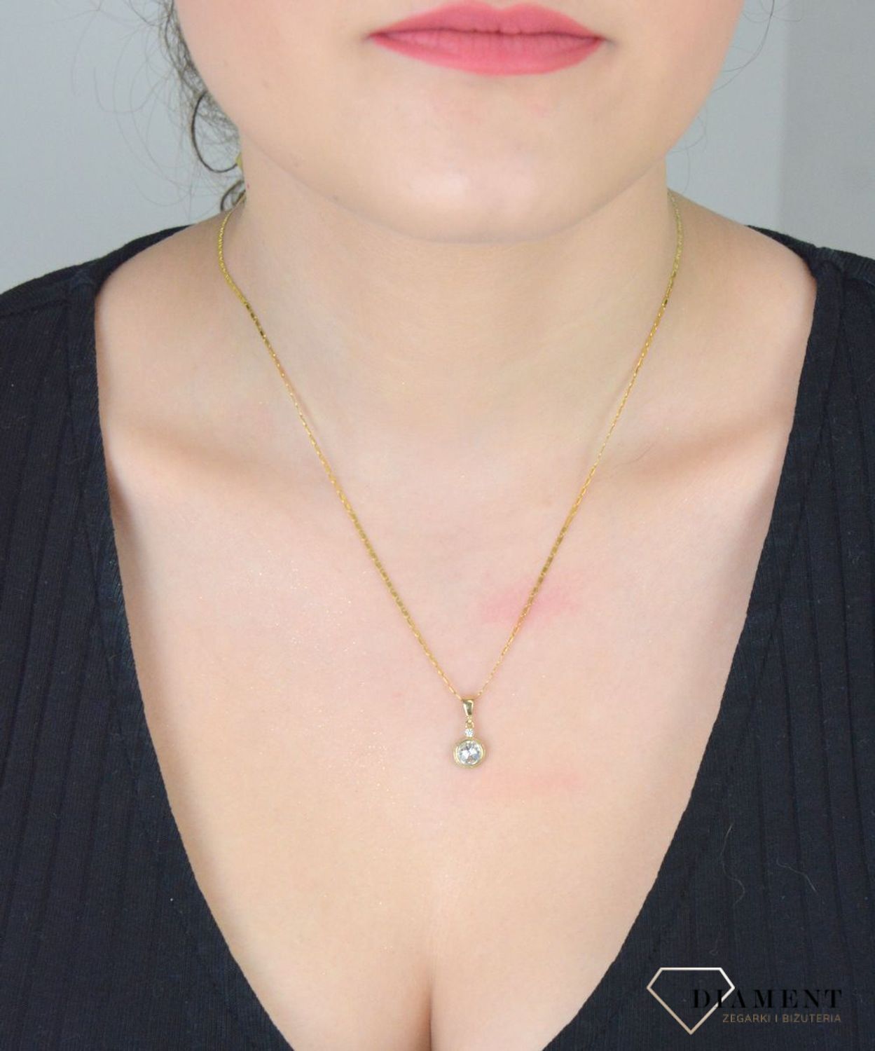 Zawieszka złota swarovski element pr 333, DIA-ZAW-12023-333 Elegancka złota zawieszka z lśniącym kryształem Swarovski, wykonana z wysokiej jakości złota próby 333 1.jpg