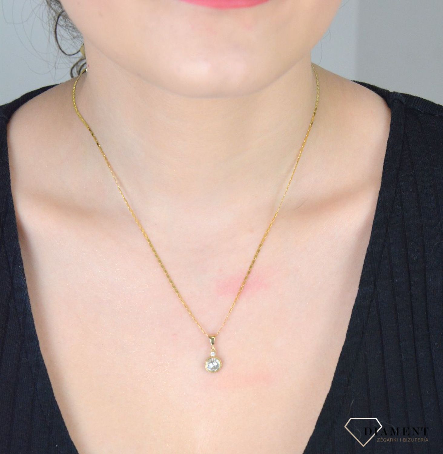 Zawieszka złota swarovski element pr 333, DIA-ZAW-12023-333 Elegancka złota zawieszka z lśniącym kryształem Swarovski, wykonana z wysokiej jakości złota próby 333 1.jpg