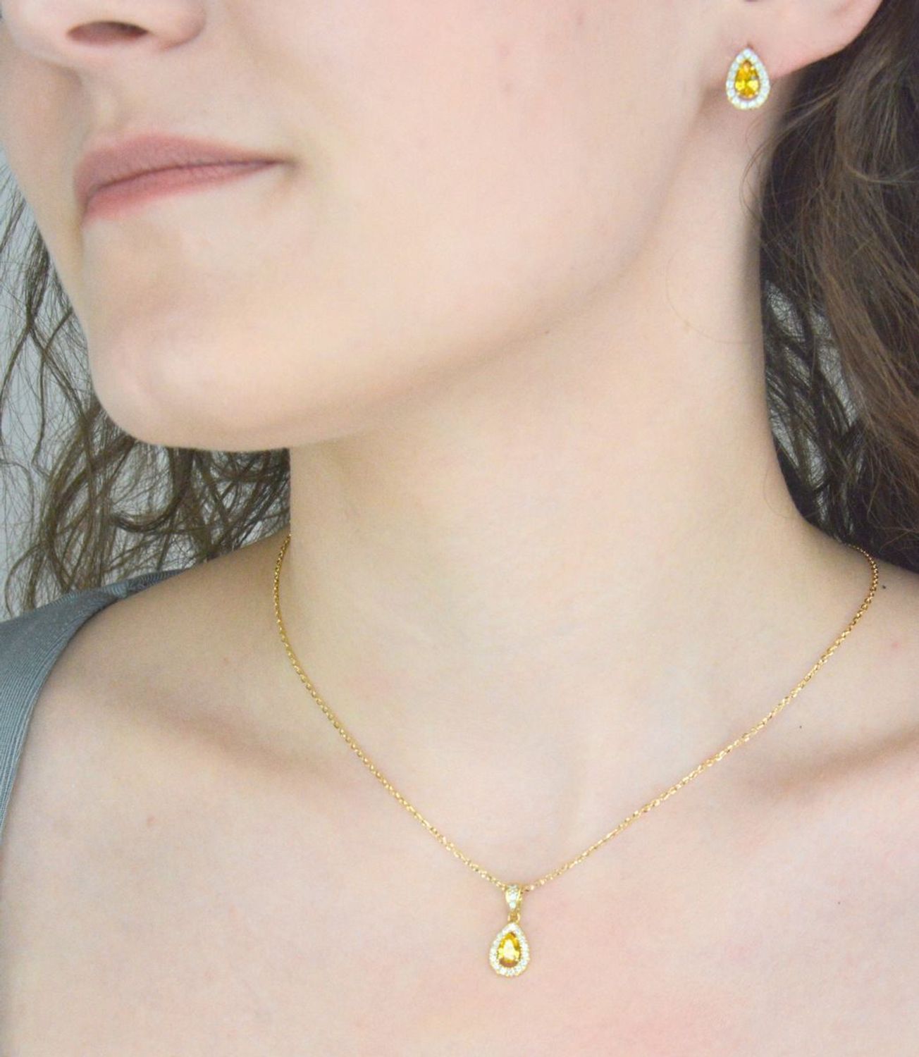 Zawieszka złota łezka próba 333, DIA-ZAW-12029-333 Złoty wisiorek w kształcie łezki wypełniony cyrkonią w kolorze białym i żółtym. Wisiorek ten to idealny pomysł na prezent1.jpg