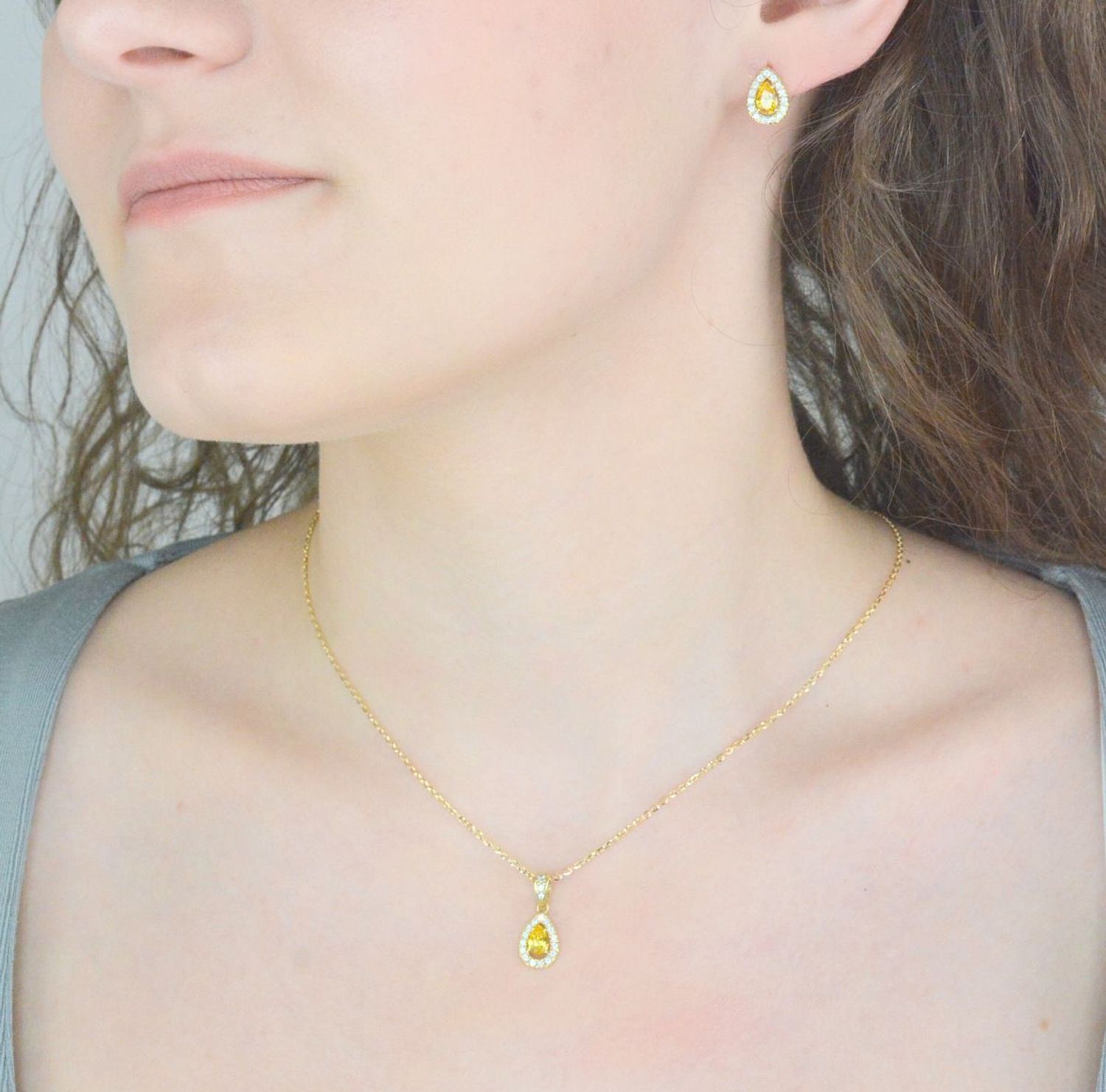 Zawieszka złota łezka próba 333, DIA-ZAW-12029-333 Złoty wisiorek w kształcie łezki wypełniony cyrkonią w kolorze białym i żółtym. Wisiorek ten to idealny pomysł na prezent1.jpg