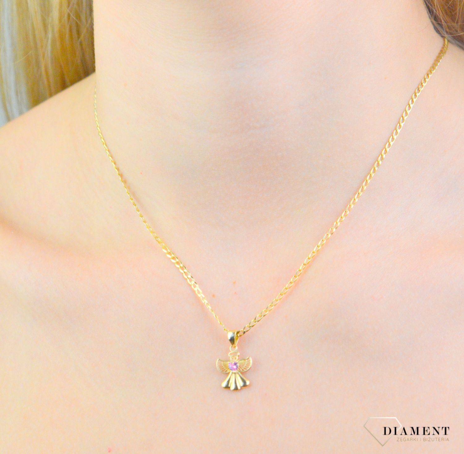 Zawieszka złota aniołek z różową cyrkonią, próba 585, DIA-ZAW-12115-585  Wisiorek został wykonany z wysokiej jakości złota próby 585, ozdobiona różową cyrkonią w formie serca.jpg