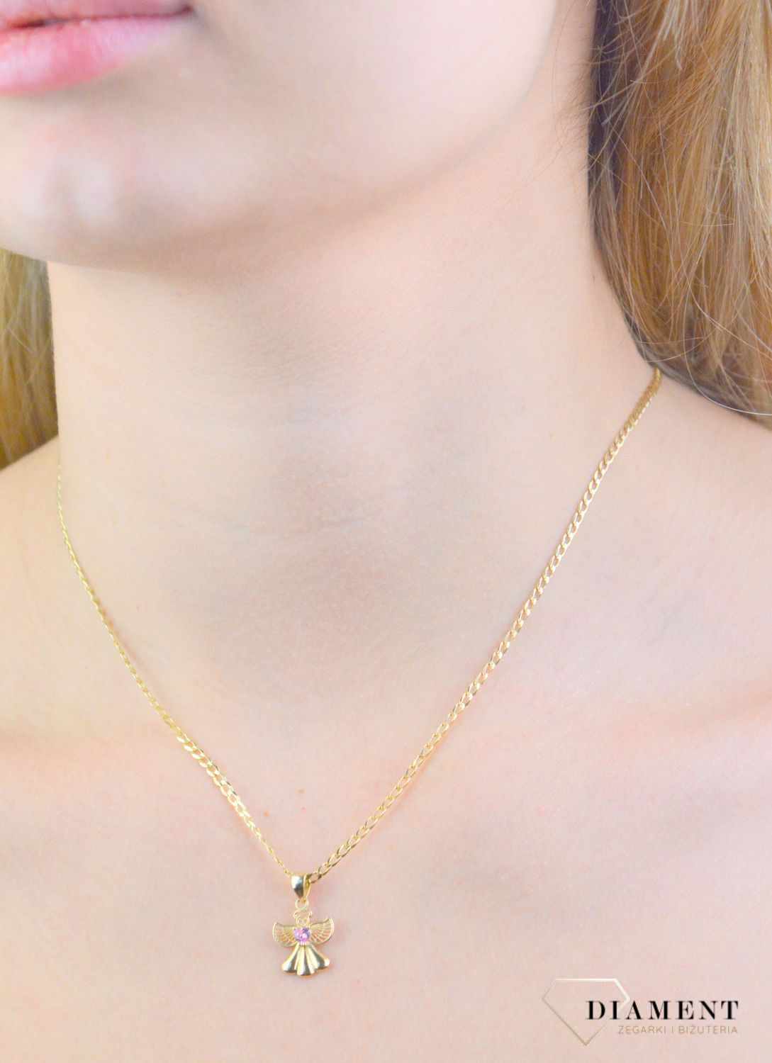 Zawieszka złota aniołek z różową cyrkonią, próba 585, DIA-ZAW-12115-585  Wisiorek został wykonany z wysokiej jakości złota próby 585, ozdobiona różową cyrkonią w formie serca.jpg
