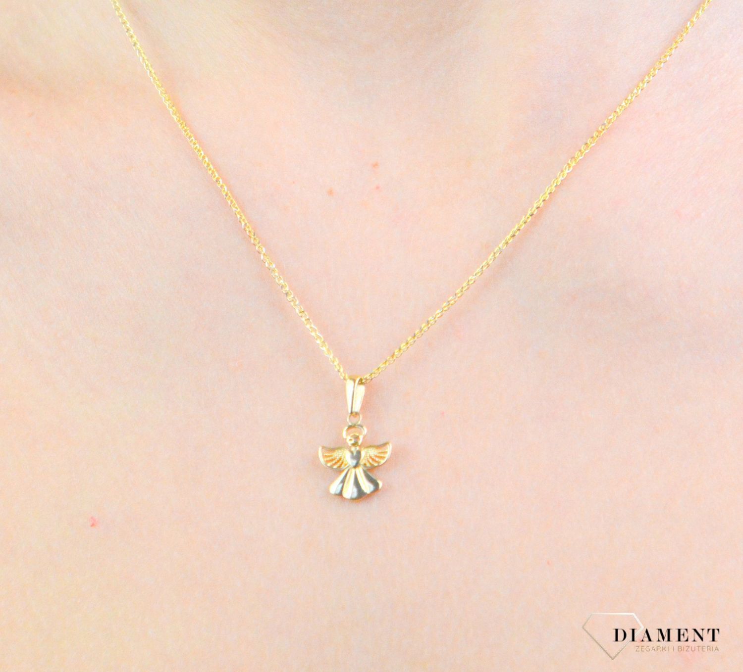 Zawieszka złota anioł z serduszkiem próba 585, DIA-ZAW-12117-585  Wisiorek został wykonany z wysokiej jakości złota próby 585. Złoto to jeden z najpopularniejszych kruszców, cenione przez kobiety 1.jpg