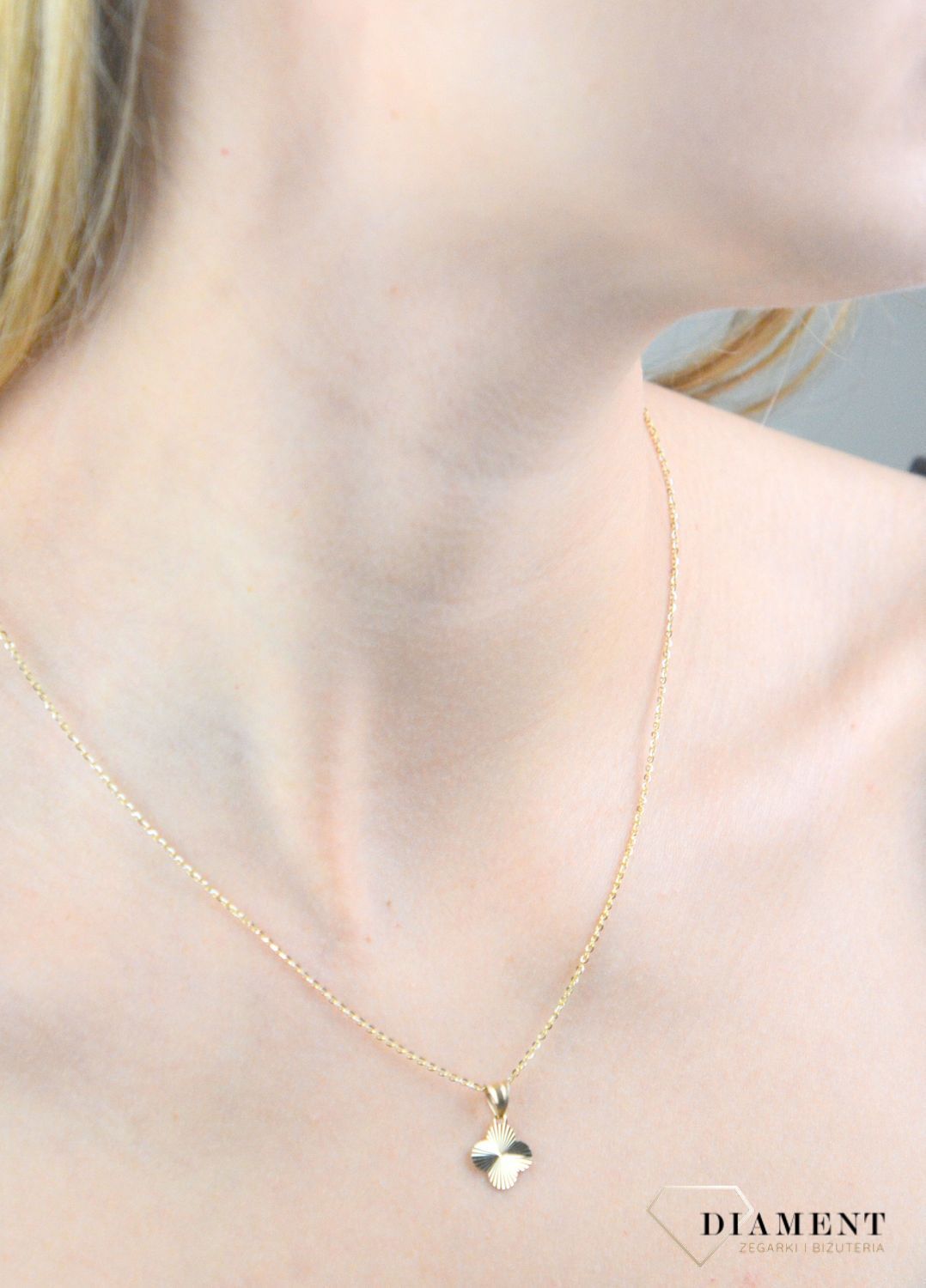 Zawieszka złota koniczynka grawerowana próba 585, DIA-ZAW-12147-585  Wisiorek został wykonany z wysokiej jakości złota próby 585..jpg