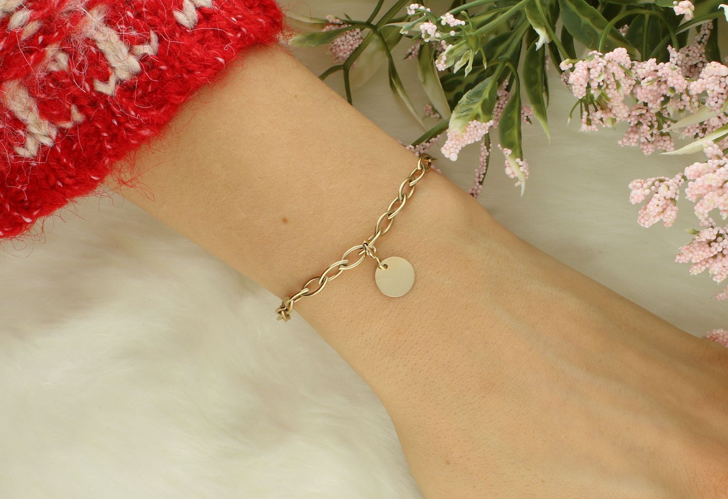 Złota zawieszka 585 blaszka charms do bransoletki. Złota zawieszka wykonana z próby złota 585 w kształcie okrągłej blaszki, służąca jako zawieszka do bransoletki.jpg