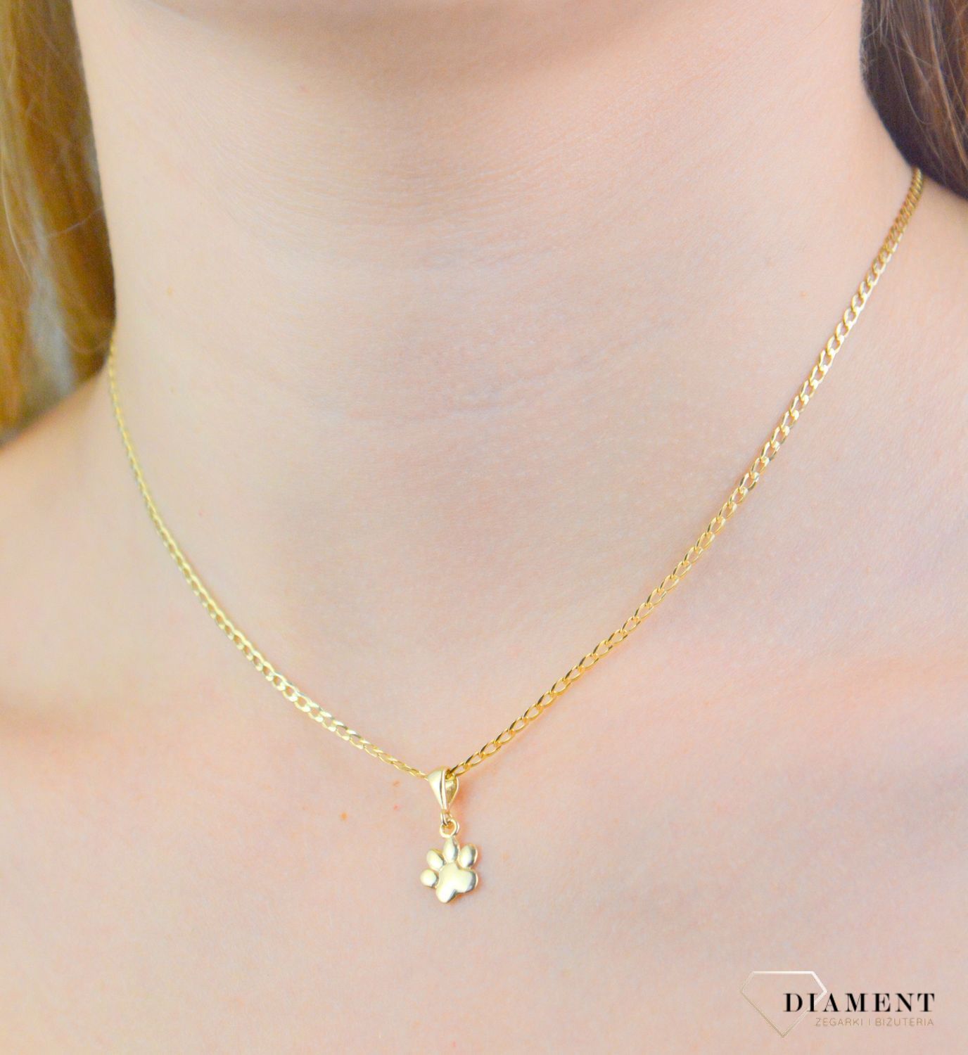 Zawieszka złota łapka psa próba 585, DIA-ZAW-12151-585  Wisiorek został wykonany z wysokiej jakości złota próby 585 . Złoto to jeden z najpopularniejszych kruszców, cenione przez kobiety 1.jpg