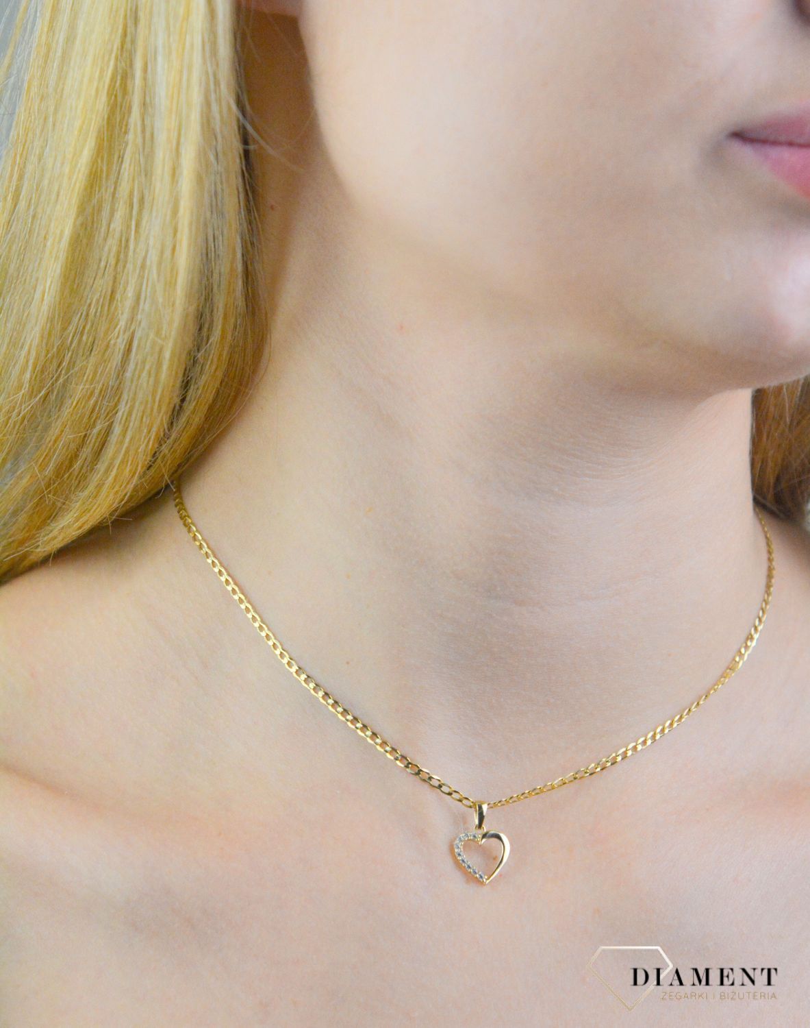 Zawieszka złota serce w cyrkonie próba 585, DIA-ZAW-12155-585 Piękna zawieszka w kształcie serca ozdobiona cyrkoniami, wykonana ze złota próby 585. Delikatna zawieszka, ozdobiona jasnymi cyrkoniami..jpg
