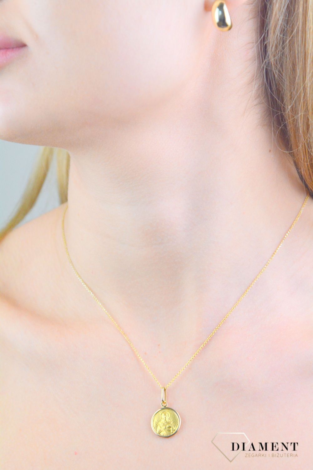 Zawieszka złota Złoty medalik Serce Jezusa, próba 585 DIA-ZAW-12173-585 Złoty medalik Serce Jezusa. Piękny medalik o bogatej symbolice religijnej. Sakralną biżuterię wykonano z 14-karatowego 1.jpg