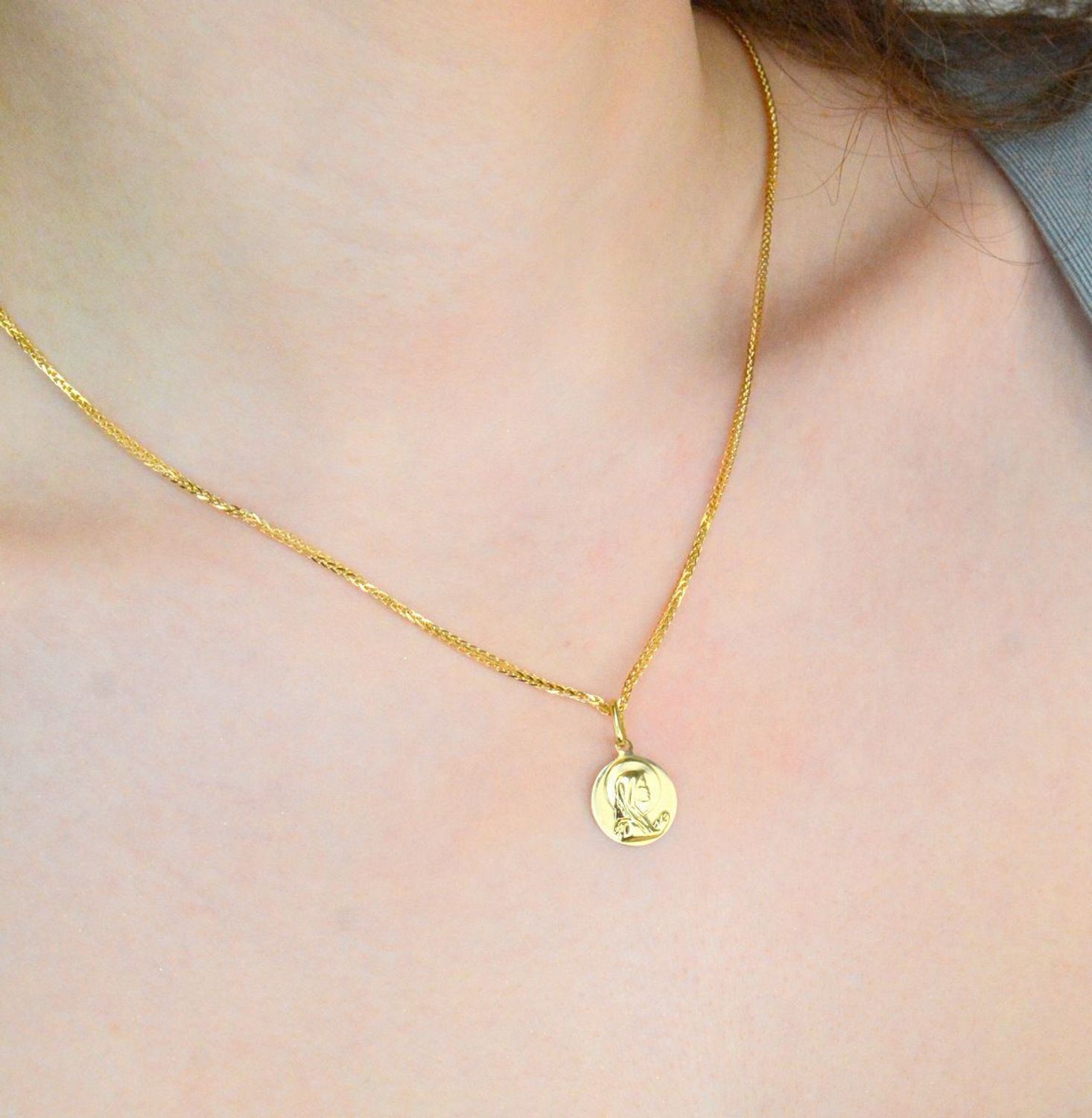 Zawieszka złota medalik matka boska próba 585, DIA-ZAW-12174-585, Medalik będący wspaniałą pamiątką i prezentem z okazji chrztu, komunii czy bierzmowania. Zawieszka wykonana.jpg