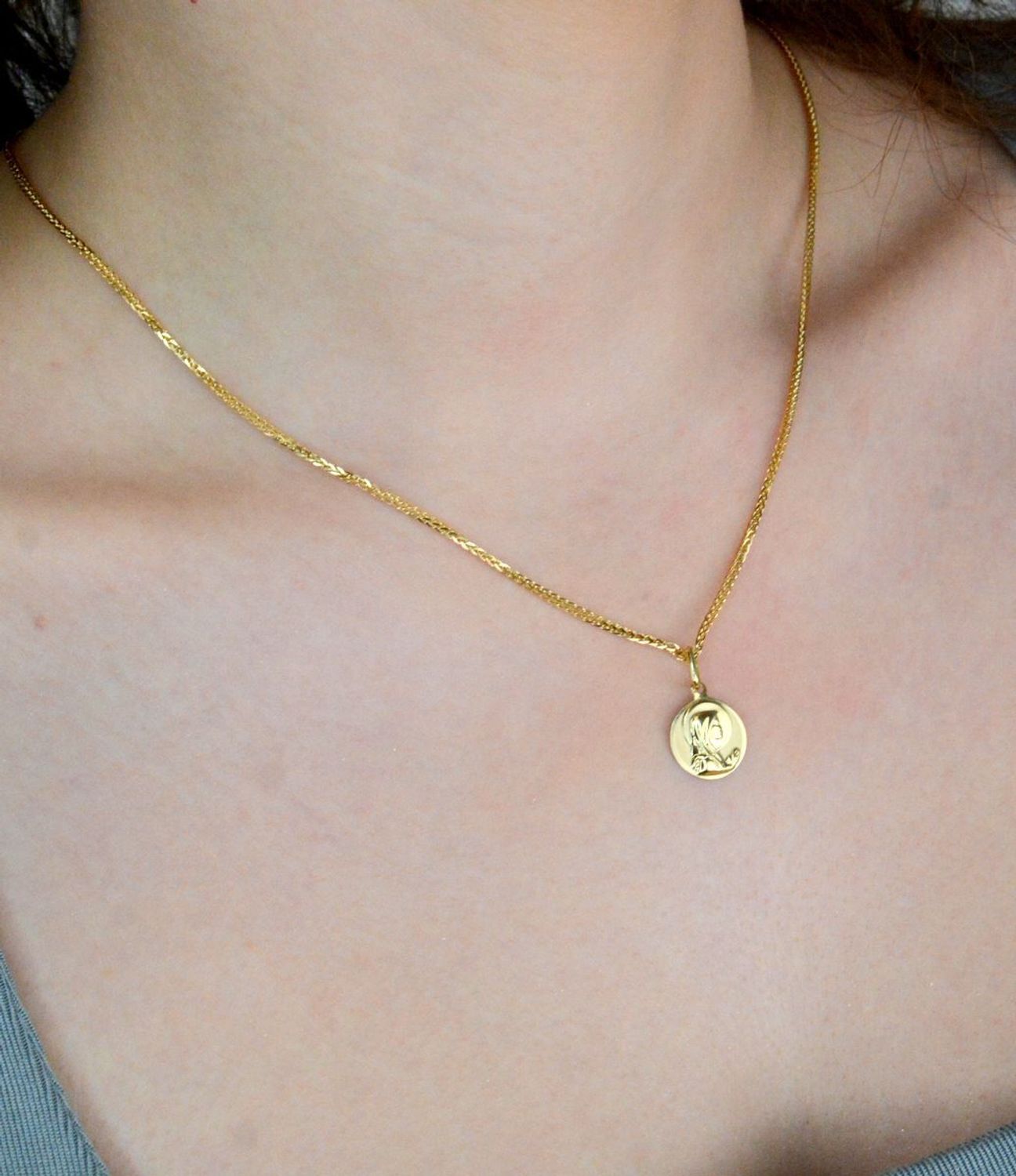 Zawieszka złota medalik matka boska próba 585, DIA-ZAW-12174-585, Medalik będący wspaniałą pamiątką i prezentem z okazji chrztu, komunii czy bierzmowania. Zawieszka wykonana.jpg