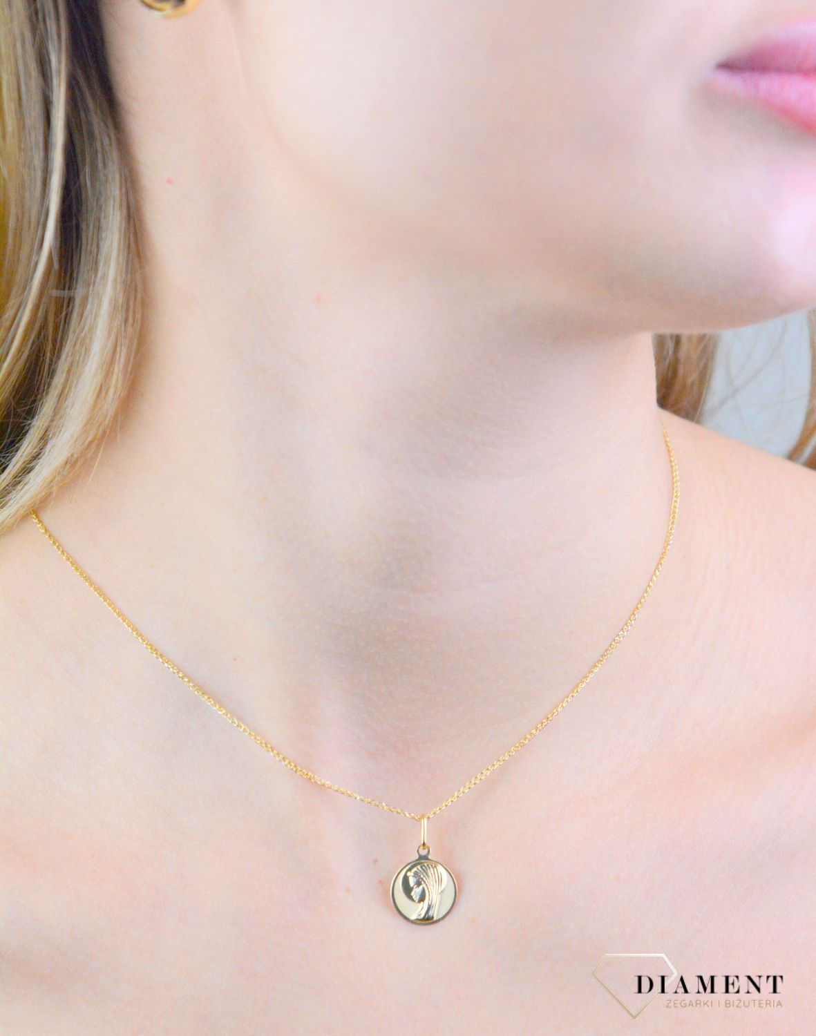 Zawieszka złota medalik matka boska próba 585, DIA-ZAW-12175-585 Złoty medalik okrągły z matem 585 Matka Boska .Złota zawieszka 585 medalik z Matką Boską. Medalik będący wspaniałą pamiątką.jpg