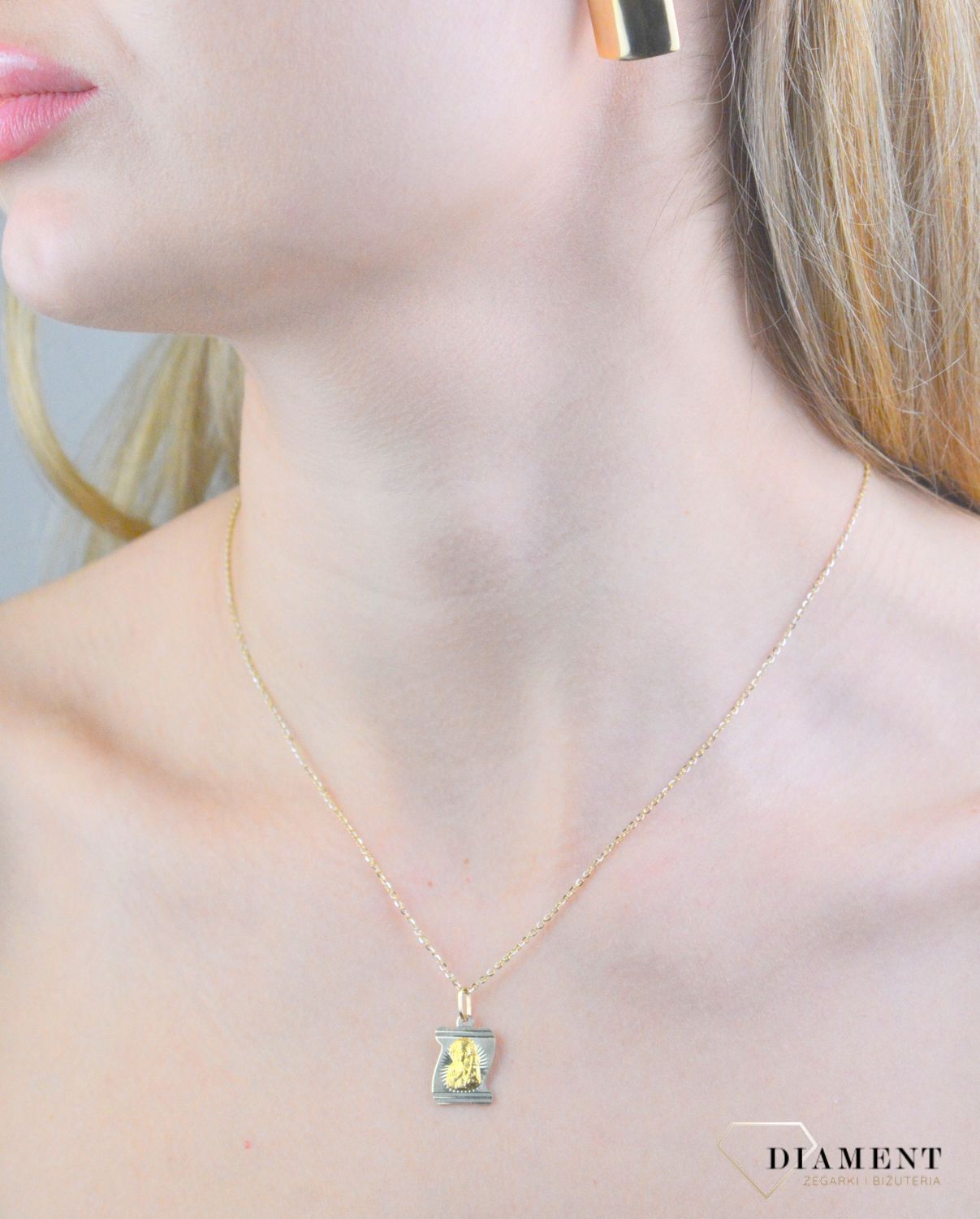 Zawieszka złota medalik Matka Boska Częstochowska DIA-ZAW-12178-585 Piękny medalik o bogatej symbolice religijnej w kształcie prostokąta. Religijną biżuterię wykonano z.jpg