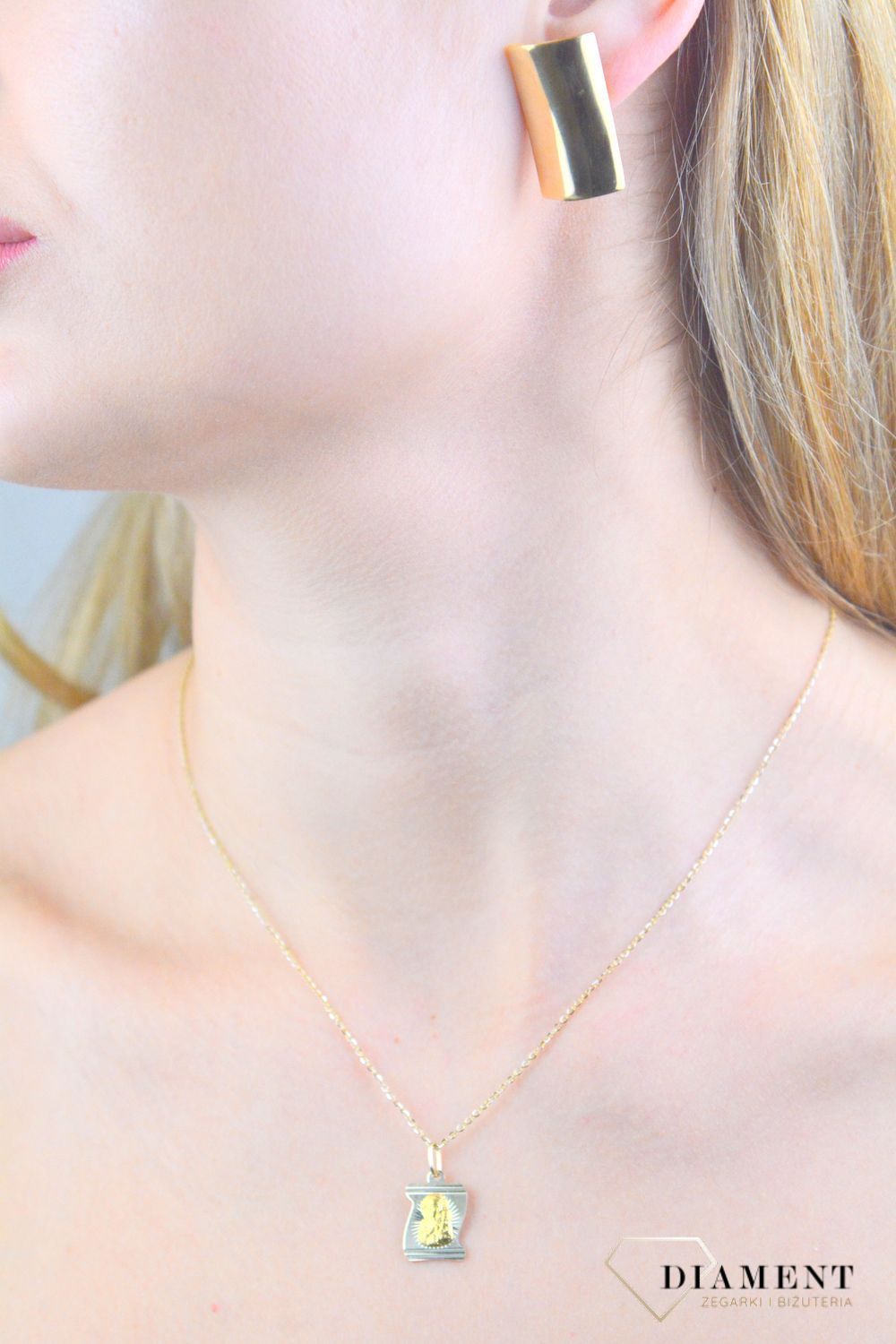 Zawieszka złota medalik Matka Boska Częstochowska DIA-ZAW-12178-585 Piękny medalik o bogatej symbolice religijnej w kształcie prostokąta. Religijną biżuterię wykonano z.jpg