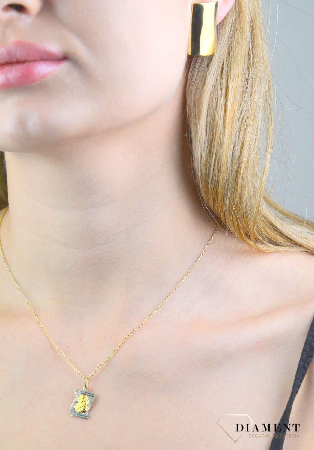 Zawieszka złota medalik Matka Boska Częstochowska DIA-ZAW-12178-585 Piękny medalik o bogatej symbolice religijnej w kształcie prostokąta. Religijną biżuterię wykonano z.jpg