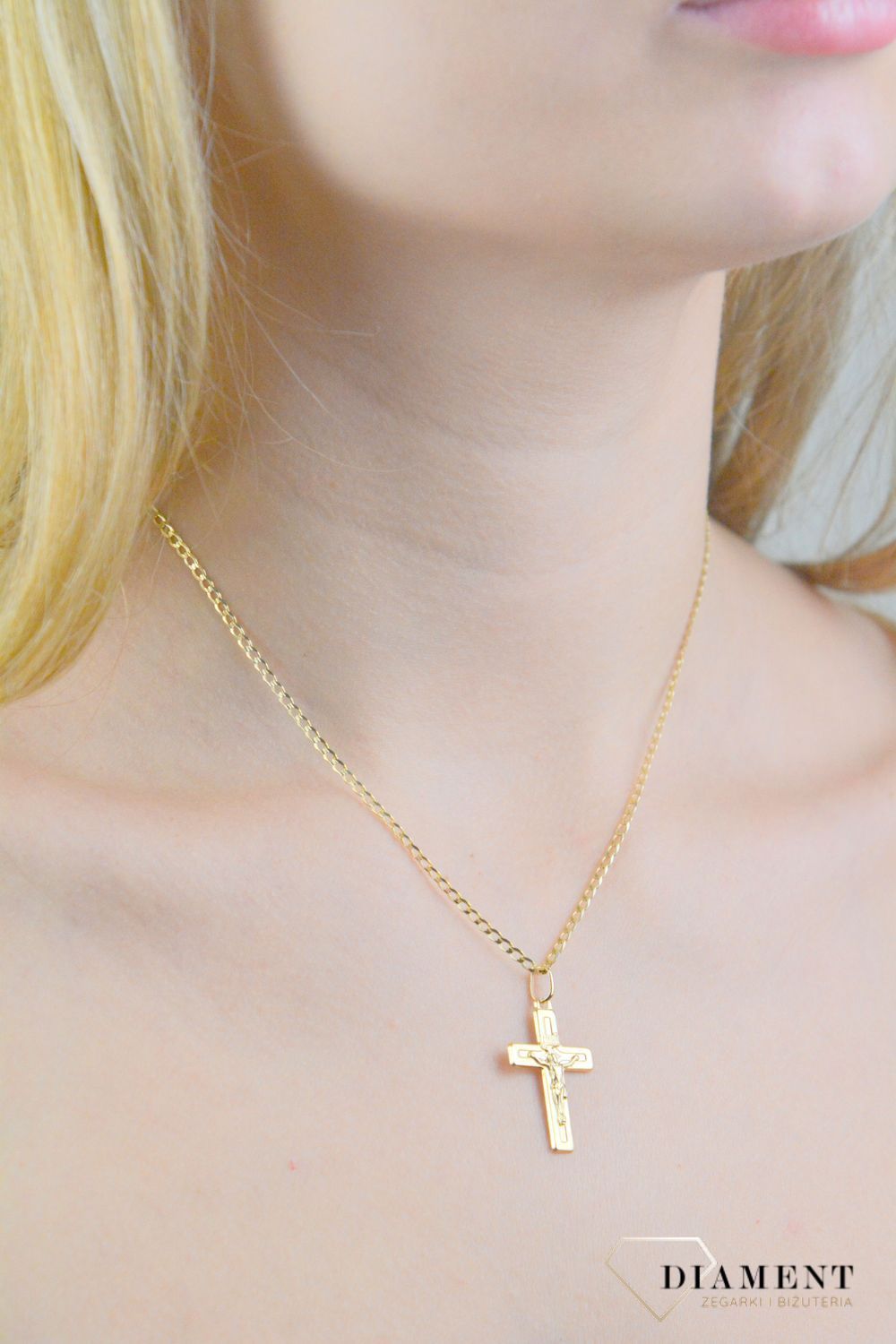 Zawieszka złota krzyż z wizerunkiem Jezusa próba 585, DIA-ZAW-12179-585 Złoty wisiorek krzyżyk, wykonany z żółtego złota. Biżuteria sakralna. Wisiorek wykonany z największą starannością i dbałością.jpg