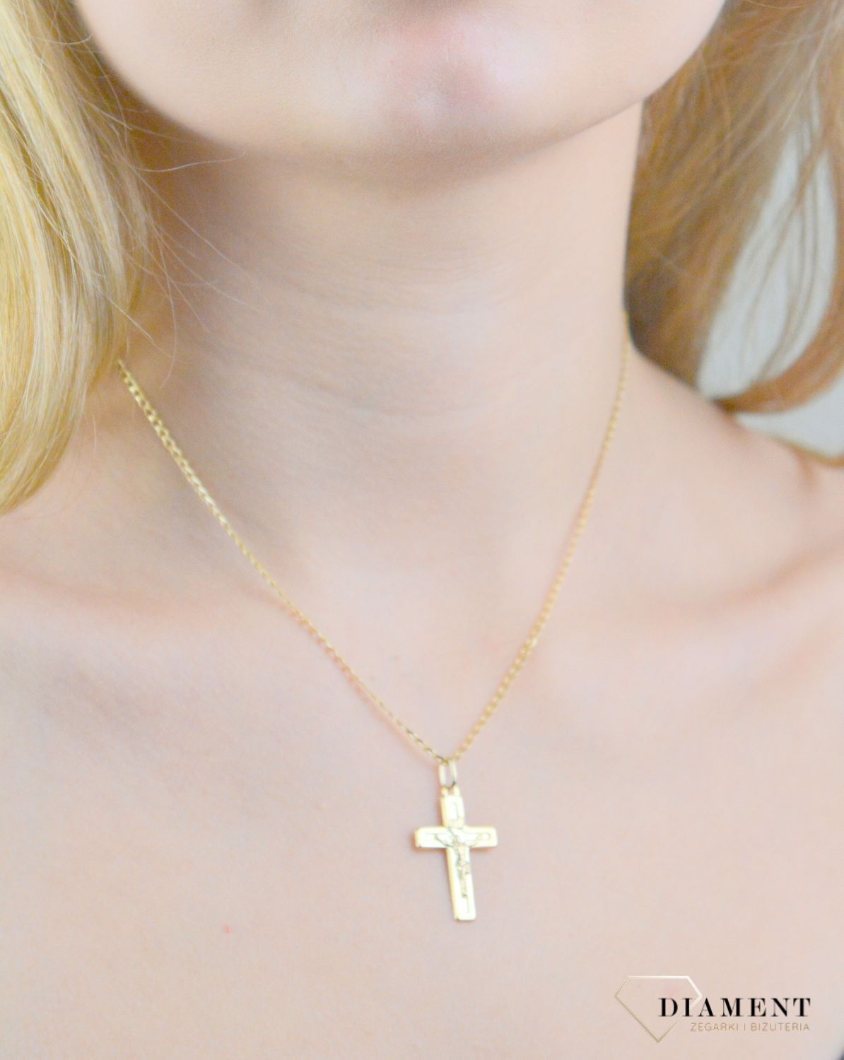 Zawieszka złota krzyż z wizerunkiem Jezusa próba 585, DIA-ZAW-12179-585 Złoty wisiorek krzyżyk, wykonany z żółtego złota. Biżuteria sakralna. Wisiorek wykonany z największą starannością i dbałością.jpg