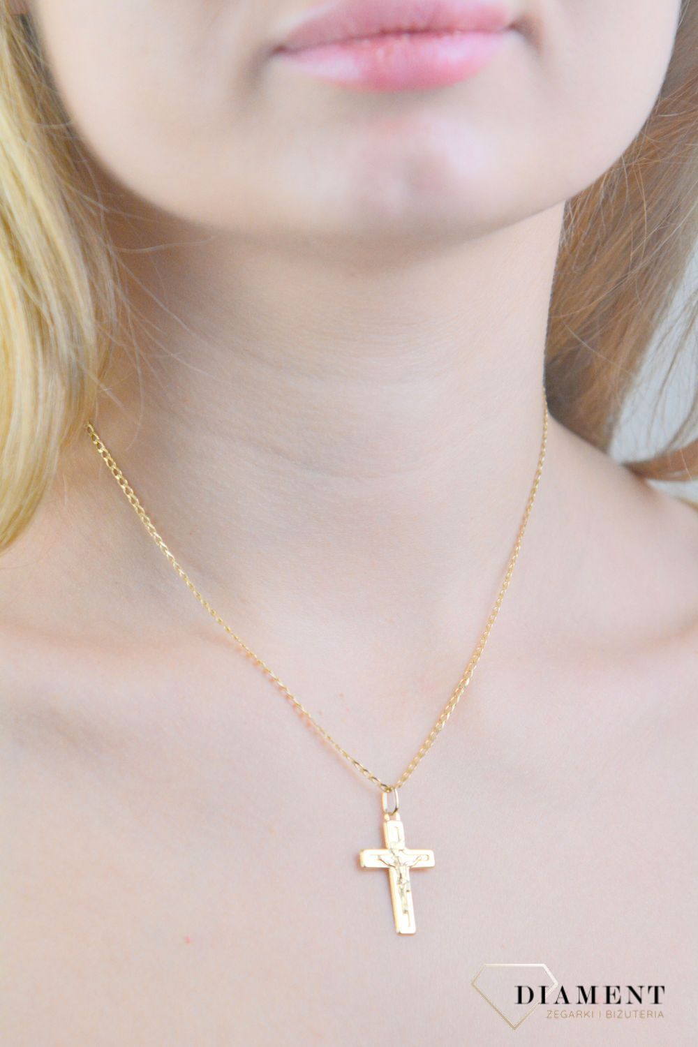 Zawieszka złota krzyż z wizerunkiem Jezusa próba 585, DIA-ZAW-12179-585 Złoty wisiorek krzyżyk, wykonany z żółtego złota. Biżuteria sakralna. Wisiorek wykonany z największą starannością i dbałością.jpg