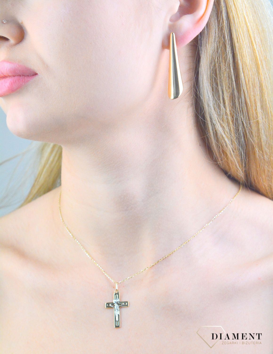 Zawieszka złoty krzyż z wizerunkiem Jezusa próba 585, DIA-ZAW-12180-585 Złoty wisiorek krzyżyk, wykonany z żółtego i białego złota. Biżuteria sakralna. Wisiorek wykonany z największą starannością1.jpg