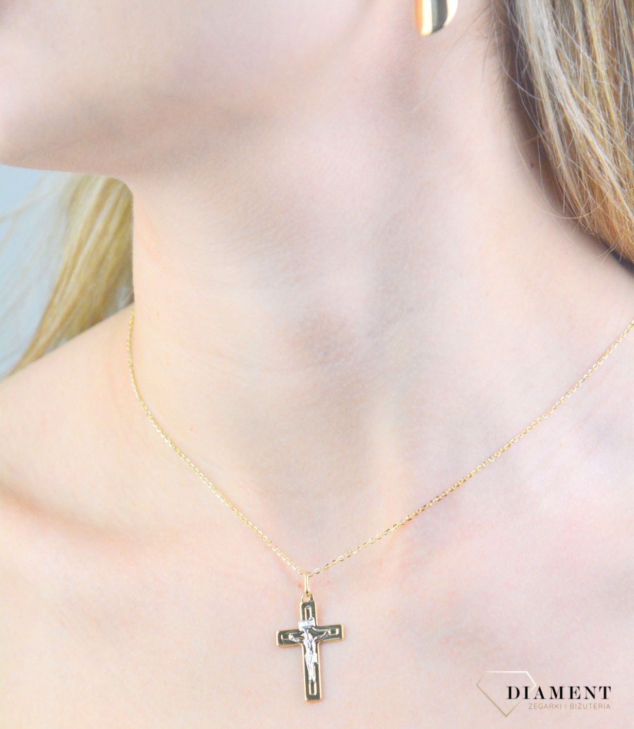 Zawieszka złoty krzyż z wizerunkiem Jezusa próba 585, DIA-ZAW-12180-585 Złoty wisiorek krzyżyk, wykonany z żółtego i białego złota. Biżuteria sakralna. Wisiorek wykonany z największą starannością1.jpg