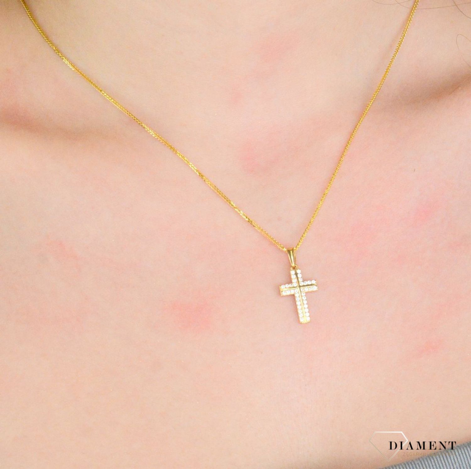 Zawieszka złota krzyż cyrkonie próba 585, DIA-ZAW-12181-585 Złoty wisiorek o kształcie krzyżyka został wykonany z wysokiej próby złota 585 w kolorze żółtego, ozdobiony cyrkoniami..jpg