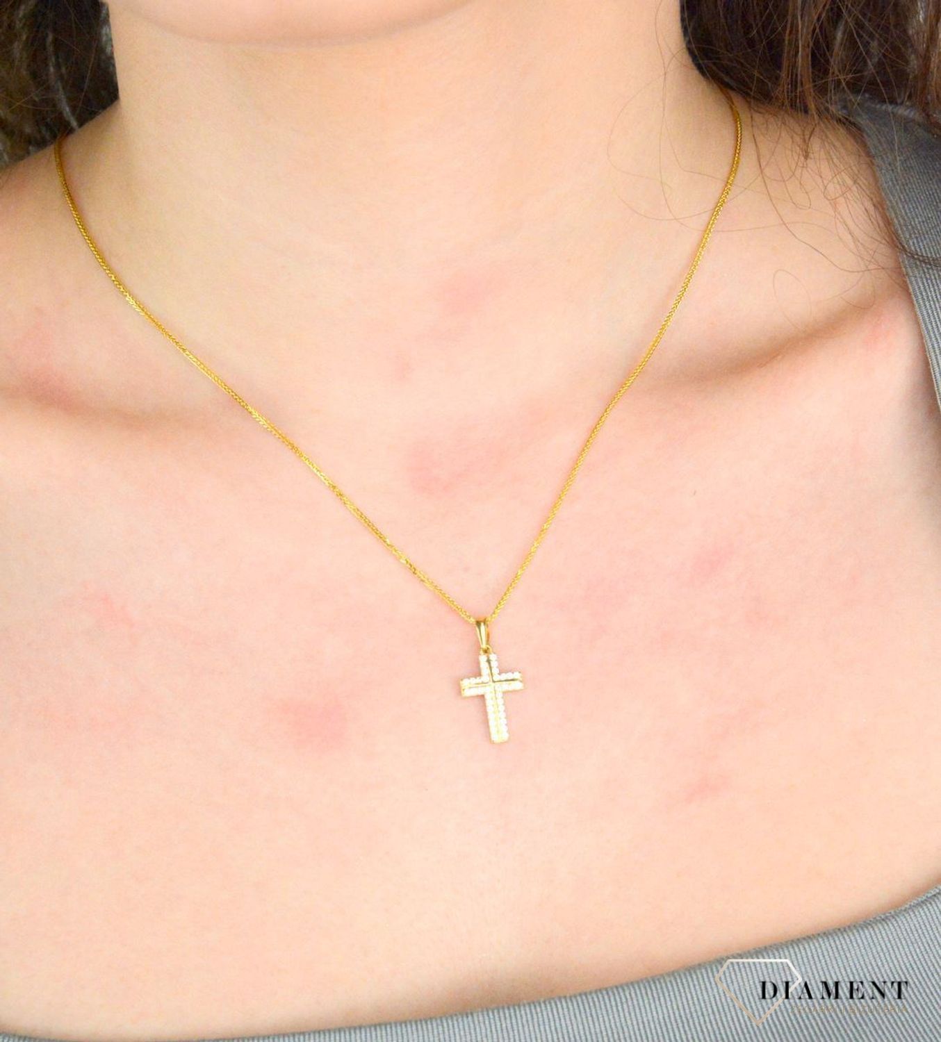 Zawieszka złota krzyż cyrkonie próba 585, DIA-ZAW-12181-585 Złoty wisiorek o kształcie krzyżyka został wykonany z wysokiej próby złota 585 w kolorze żółtego, ozdobiony cyrkoniami..jpg