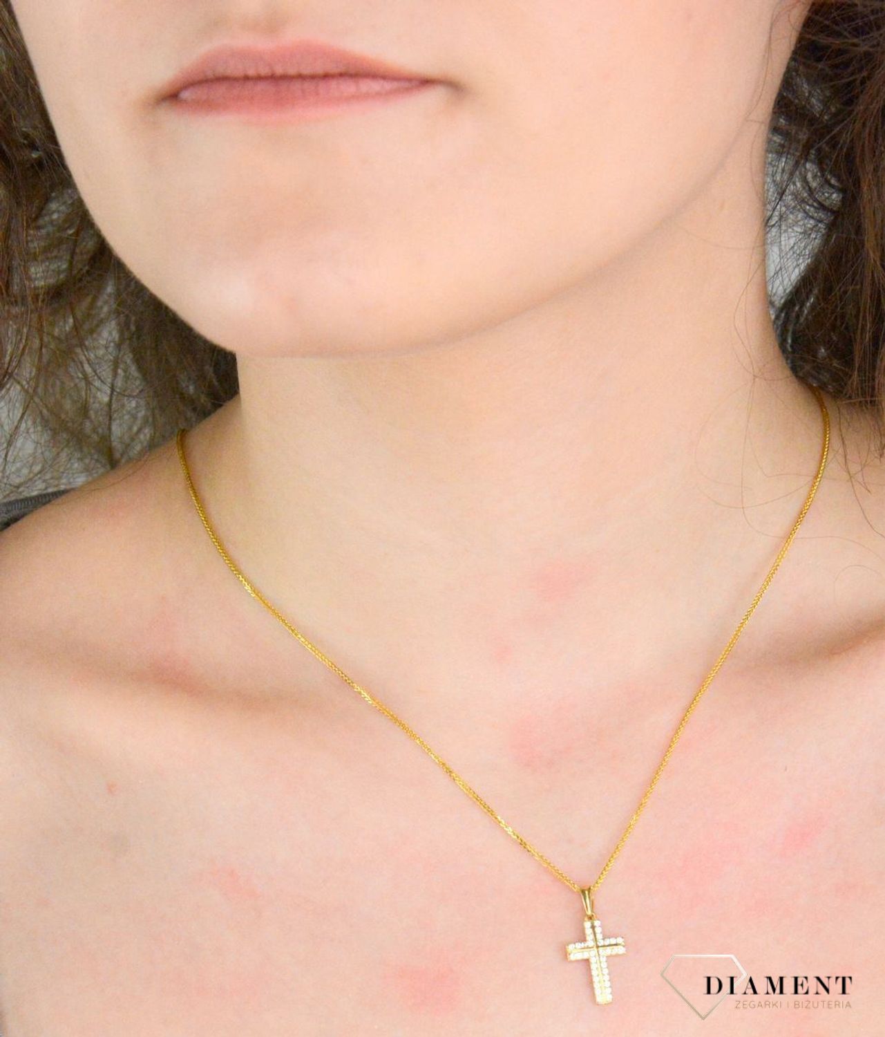 Zawieszka złota krzyż cyrkonie próba 585, DIA-ZAW-12181-585 Złoty wisiorek o kształcie krzyżyka został wykonany z wysokiej próby złota 585 w kolorze żółtego, ozdobiony cyrkoniami..jpg