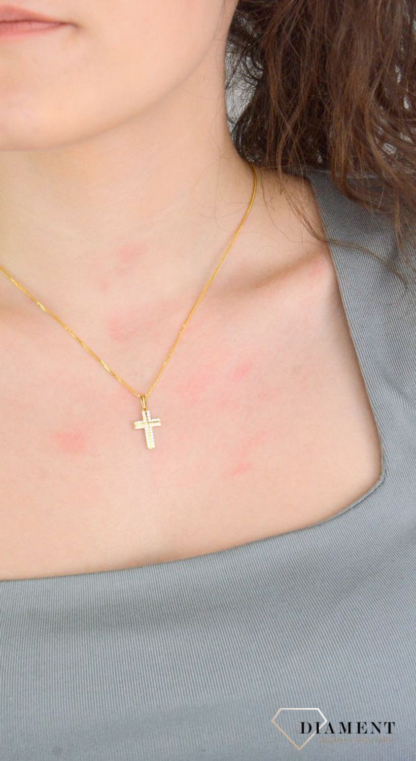 Zawieszka złota krzyż cyrkonie próba 585, DIA-ZAW-12181-585 Złoty wisiorek o kształcie krzyżyka został wykonany z wysokiej próby złota 585 w kolorze żółtego, ozdobiony cyrkoniami..jpg