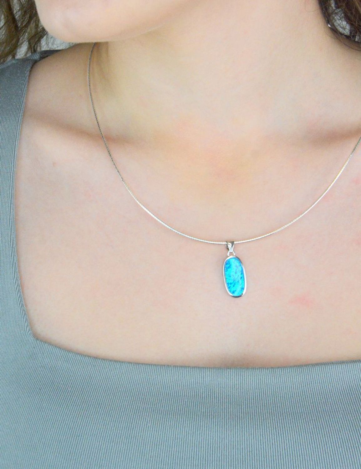 Srebrna zawieszka damska 925 podłużna  z niebieskim opalem DIA-ZAW-12259-925.jpg