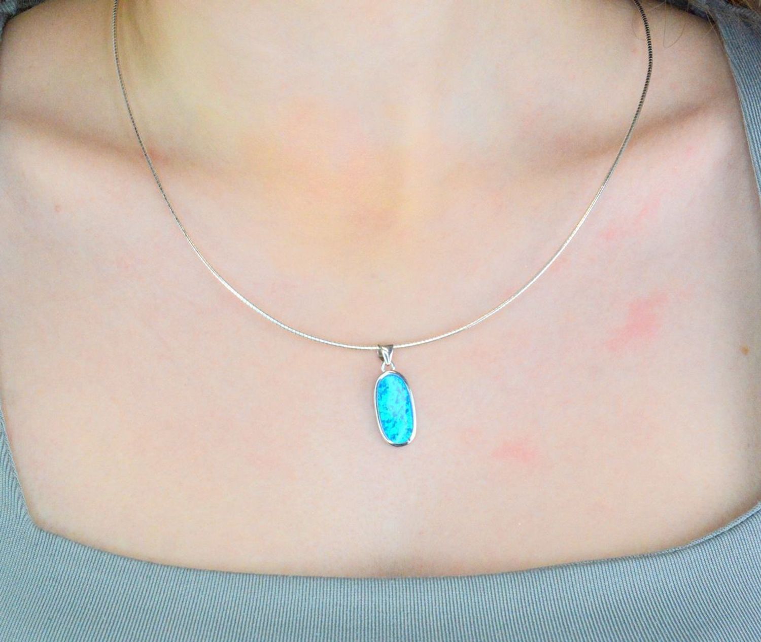 Srebrna zawieszka damska 925 podłużna  z niebieskim opalem DIA-ZAW-12259-925.jpg