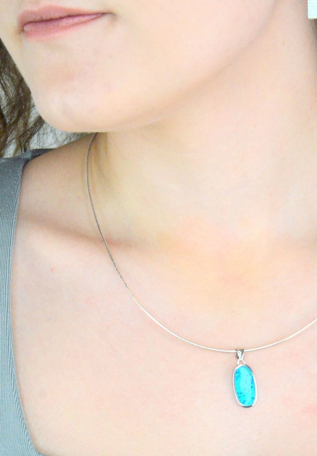 Srebrna zawieszka damska 925 podłużna  z niebieskim opalem DIA-ZAW-12259-925.jpg