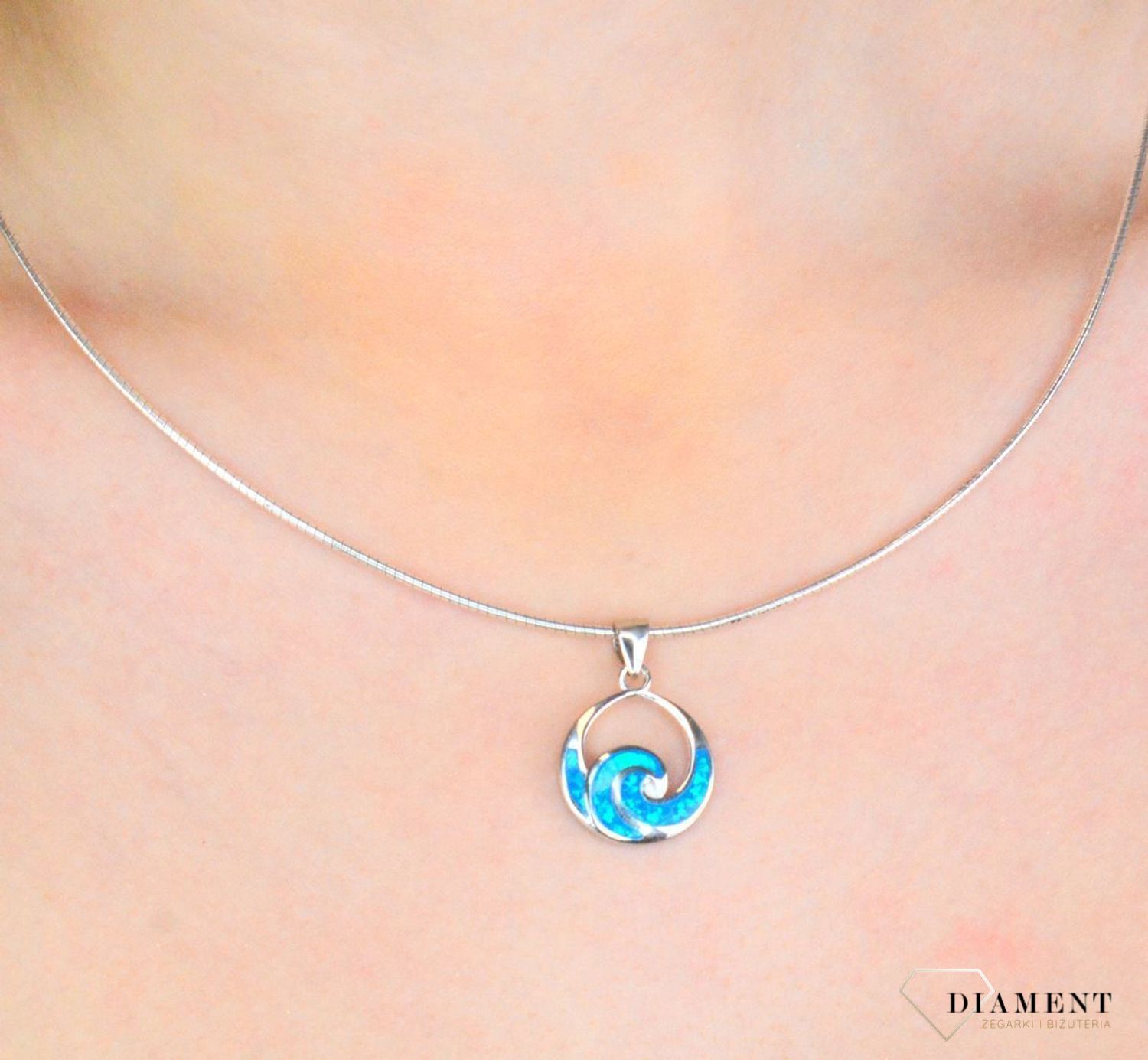 Srebrna zawieszka damska 925 okrągłą z niebieskim opalem DIA-ZAW-12265-925. Srebrna zawieszka damska. Damska srebrna zawieszka z opalem. Srebrna zawieszka damska do łańcuszka. Srebrny wisiorek do łańcuszka..jpg