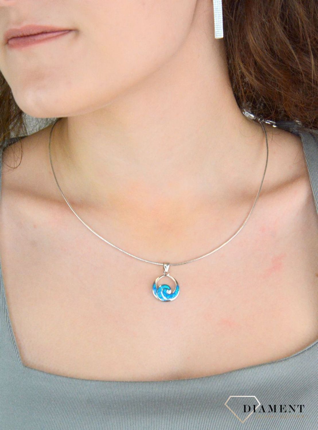 Srebrna zawieszka damska 925 okrągłą z niebieskim opalem DIA-ZAW-12265-925. Srebrna zawieszka damska. Damska srebrna zawieszka z opalem. Srebrna zawieszka damska do łańcuszka. Srebrny wisiorek do łańcuszka..jpg