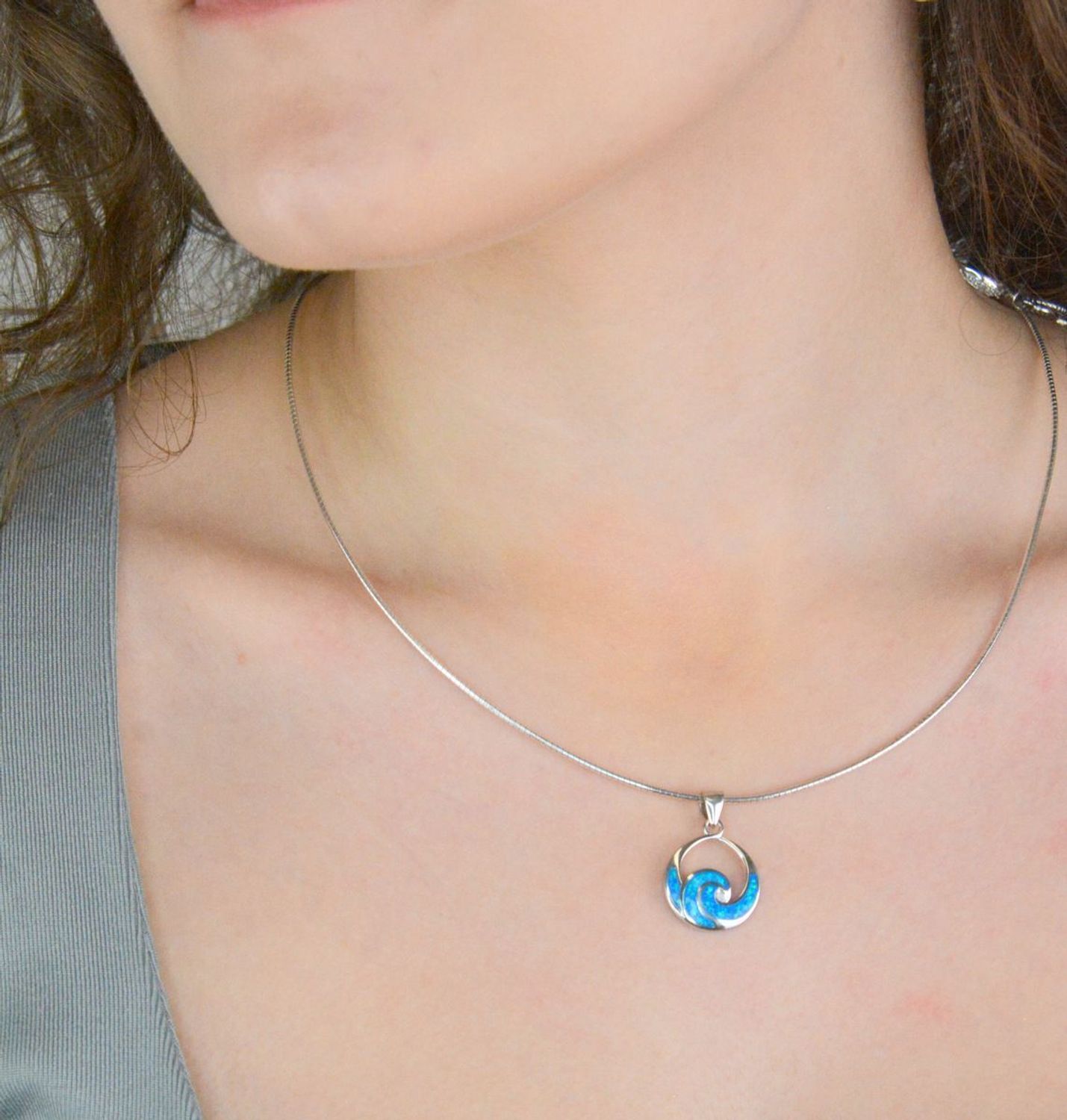 Srebrna zawieszka damska 925 okrągłą z niebieskim opalem DIA-ZAW-12265-925. Srebrna zawieszka damska. Damska srebrna zawieszka z opalem. Srebrna zawieszka damska do łańcuszka. Srebrny wisiorek do łańcuszka..jpg