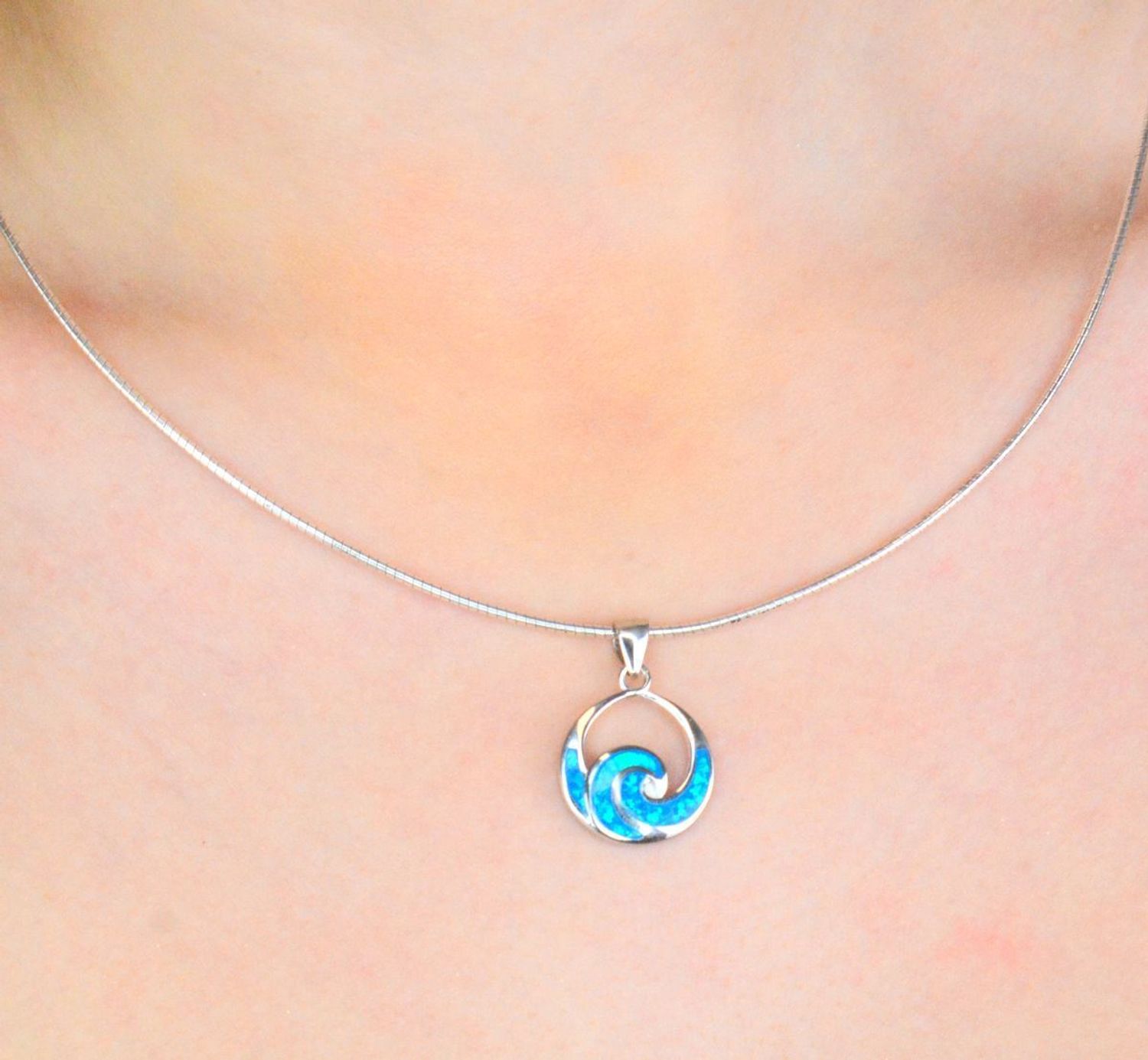 Srebrna zawieszka damska 925 okrągłą z niebieskim opalem DIA-ZAW-12265-925. Srebrna zawieszka damska. Damska srebrna zawieszka z opalem. Srebrna zawieszka damska do łańcuszka. Srebrny wisiorek do łańcuszka..jpg