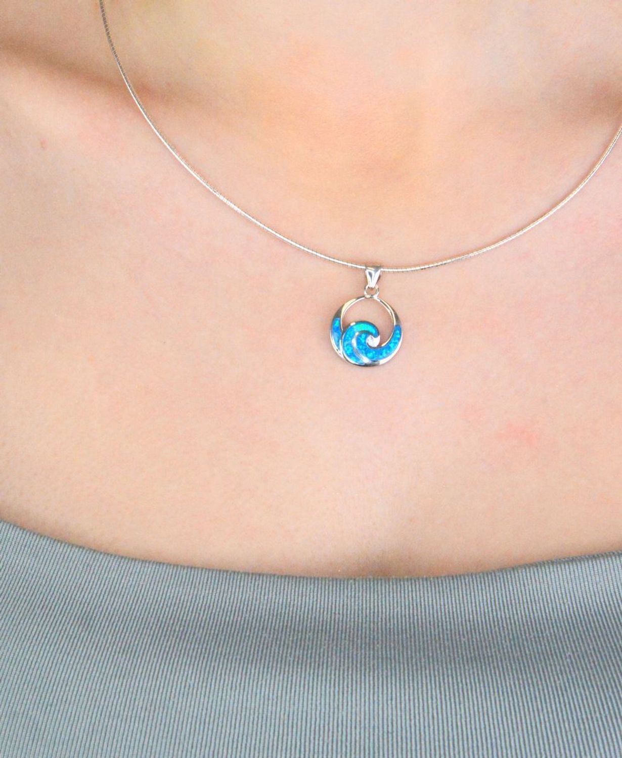 Srebrna zawieszka damska 925 okrągłą z niebieskim opalem DIA-ZAW-12265-925. Srebrna zawieszka damska. Damska srebrna zawieszka z opalem. Srebrna zawieszka damska do łańcuszka. Srebrny wisiorek do łańcuszka..jpg