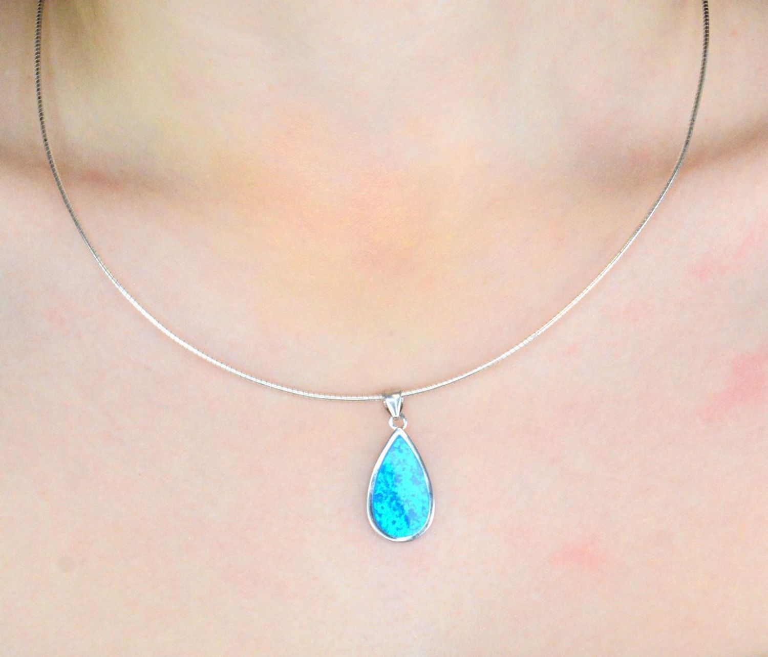 Srebrna zawieszka damska 925 łezka z niebieskim opalem DIA-ZAW-12266-925 (2).jpg