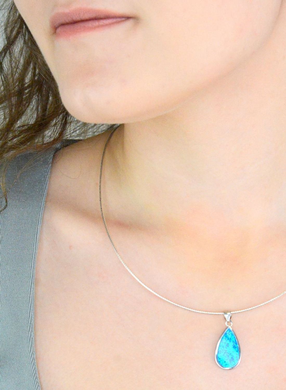 Srebrna zawieszka damska 925 łezka z niebieskim opalem DIA-ZAW-12266-925 (2).jpg