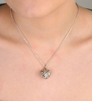Zawieszka srebrna próba 925, serce z zdobionym wzorem DIA-ZAW-12332-925 Delikatna i elegancka zawieszka, która łączy w sobie symbol miłości z pięknym, zdobionym wzorem (2).JPG